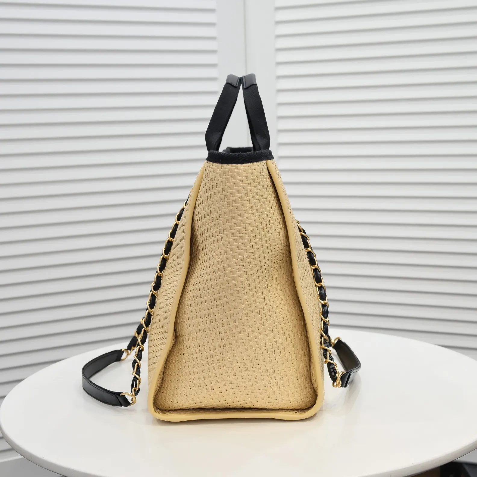 💰440￥Chanel｜21 new straw beach bag🏖️ Straw shopping bag! 2021Ss spring and summer straw beach bag, integrated with fur, continues the 19th year element logo beach shopping bag, it is simply a great combination of the century, showing that the classic elements of Xiaoxiang style are not outdated! ! Straw woven shopping bag 🏖️The only thought I have when I see it is that I can’t wait to take it to the beach for vacation⛱️ The style can be either salty or sweet, easy to find, not too beautiful, full of summer flavor, perfect score for fashion‼ ️ Size: 38*32*18cn Style number: 9060