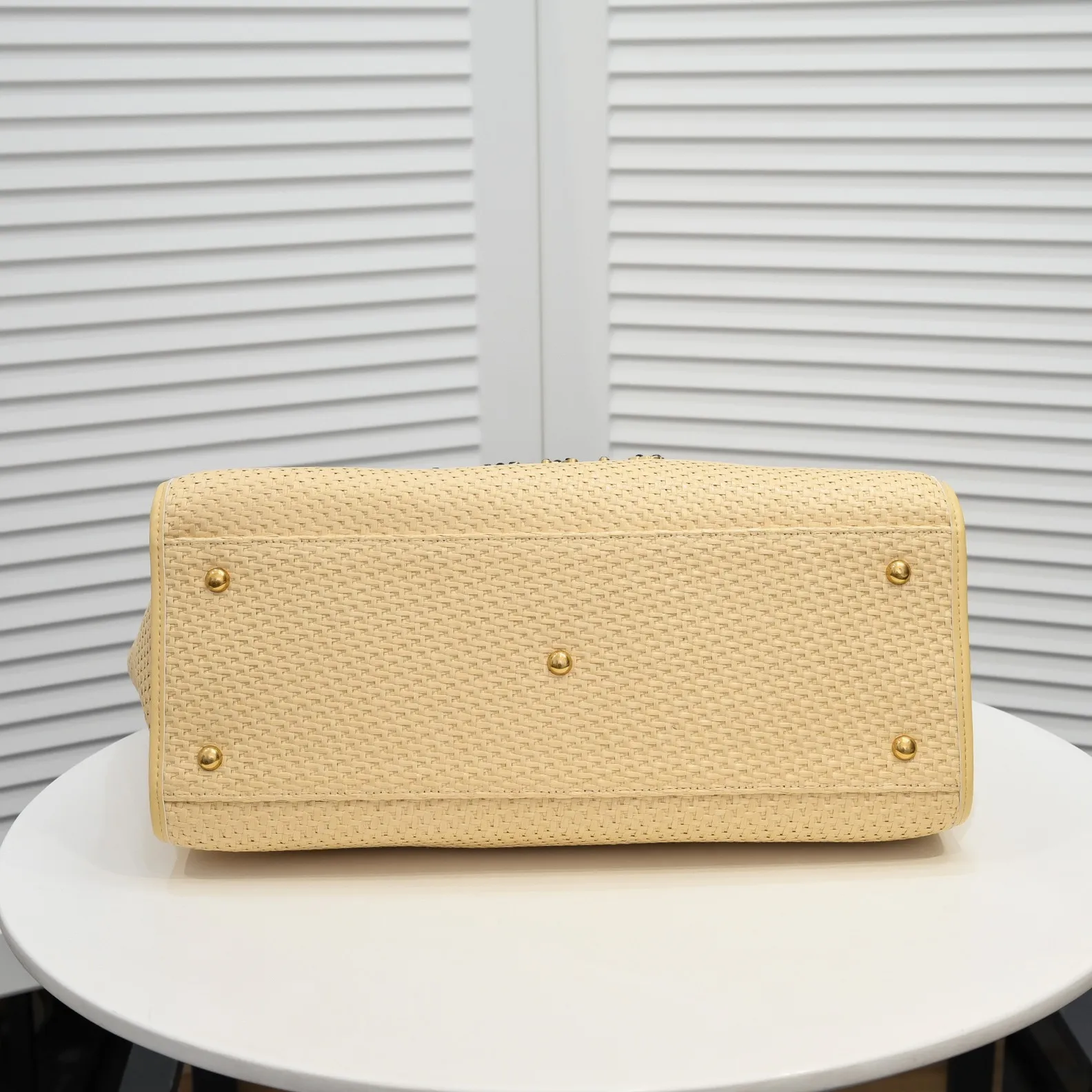 💰440￥Chanel｜21 new straw beach bag🏖️ Straw shopping bag! 2021Ss spring and summer straw beach bag, integrated with fur, continues the 19th year element logo beach shopping bag, it is simply a great combination of the century, showing that the classic elements of Xiaoxiang style are not outdated! ! Straw woven shopping bag 🏖️The only thought I have when I see it is that I can’t wait to take it to the beach for vacation⛱️ The style can be either salty or sweet, easy to find, not too beautiful, full of summer flavor, perfect score for fashion‼ ️ Size: 38*32*18cn Style number: 9060