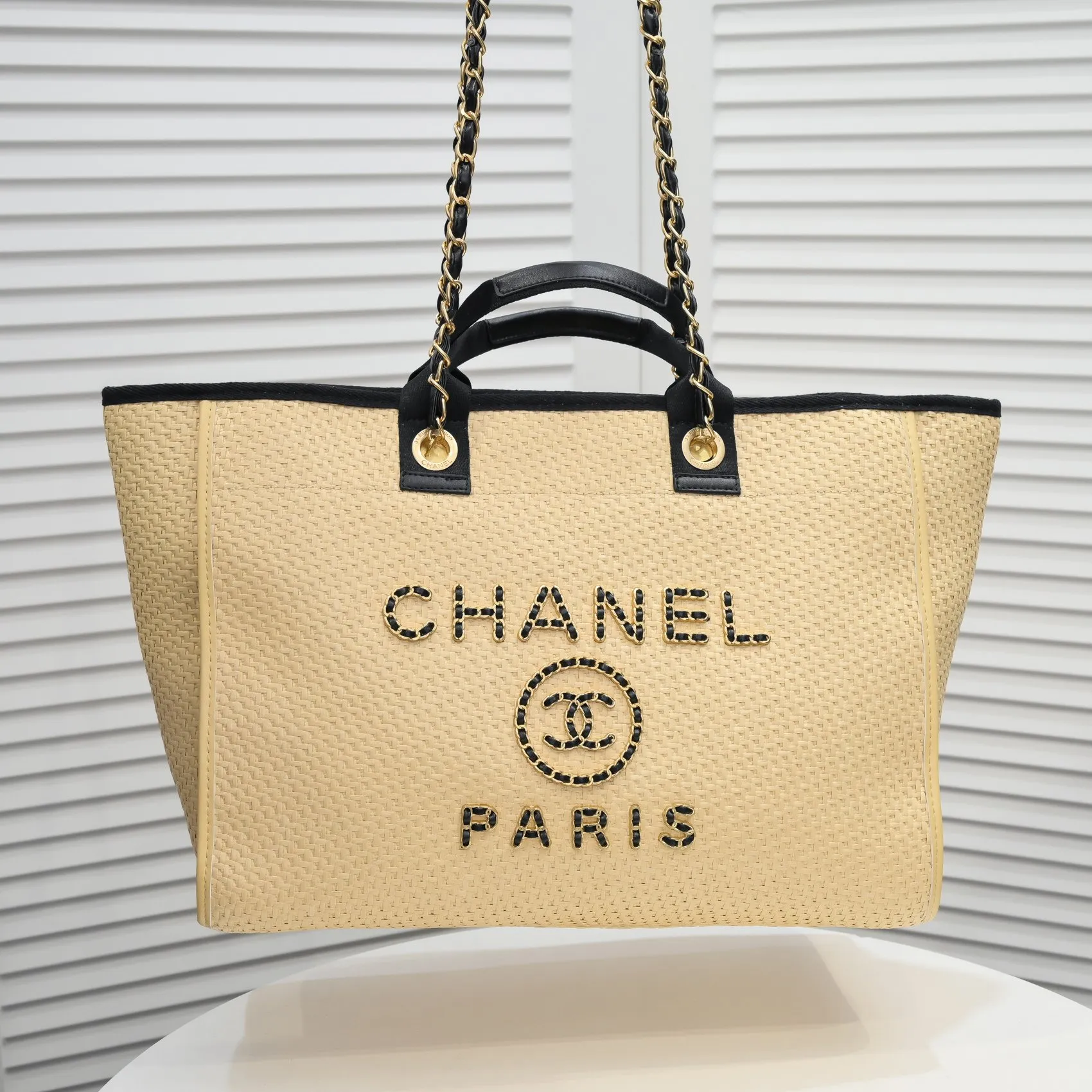 💰440￥Chanel｜21 new straw beach bag🏖️ Straw shopping bag! 2021Ss spring and summer straw beach bag, integrated with fur, continues the 19th year element logo beach shopping bag, it is simply a great combination of the century, showing that the classic elements of Xiaoxiang style are not outdated! ! Straw woven shopping bag 🏖️The only thought I have when I see it is that I can’t wait to take it to the beach for vacation⛱️ The style can be either salty or sweet, easy to find, not too beautiful, full of summer flavor, perfect score for fashion‼ ️ Size: 38*32*18cn Style number: 9060