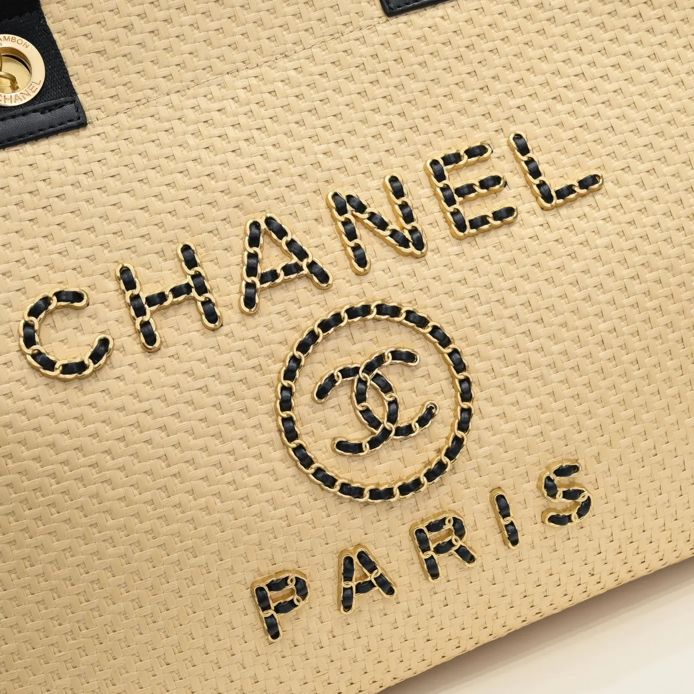 💰440￥Chanel｜21 new straw beach bag🏖️ Straw shopping bag! 2021Ss spring and summer straw beach bag, integrated with fur, continues the 19th year element logo beach shopping bag, it is simply a great combination of the century, showing that the classic elements of Xiaoxiang style are not outdated! ! Straw woven shopping bag 🏖️The only thought I have when I see it is that I can’t wait to take it to the beach for vacation⛱️ The style can be either salty or sweet, easy to find, not too beautiful, full of summer flavor, perfect score for fashion‼ ️ Size: 38*32*18cn Style number: 9060