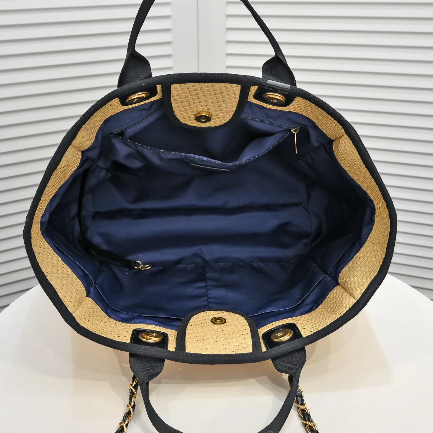 💰440￥Chanel｜21 new straw beach bag🏖️ Straw shopping bag! 2021Ss spring and summer straw beach bag, integrated with fur, continues the 19th year element logo beach shopping bag, it is simply a great combination of the century, showing that the classic elements of Xiaoxiang style are not outdated! ! Straw woven shopping bag 🏖️The only thought I have when I see it is that I can’t wait to take it to the beach for vacation⛱️ The style can be either salty or sweet, easy to find, not too beautiful, full of summer flavor, perfect score for fashion‼ ️ Size: 38*32*18cn Style number: 9060