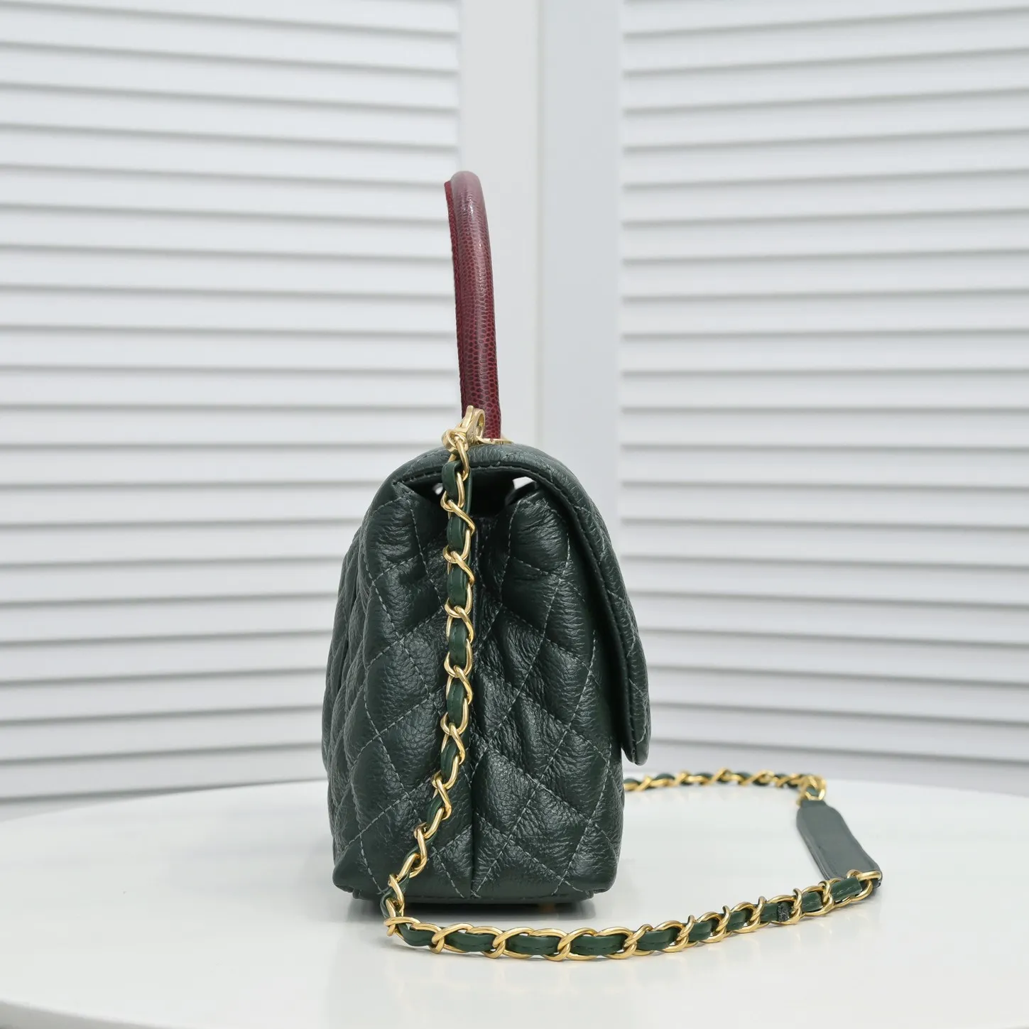 💰440￥Dark green with red hand for Chanel💥Uniquely designed buckle flap bag that can be used as a shoulder or hand carry🙌Purchased imported first-layer cowhide🐂Lychee patternⓂ️Unique material with upgraded version All imported gilt hardware💍💍💍Top masters😜Purely handmade and meticulously crafted😏You will be dressed up with a high-end [Chanel] to make you graceful and radiant💃Always fashionable Style number: 92992 Size: 28*17*9cm