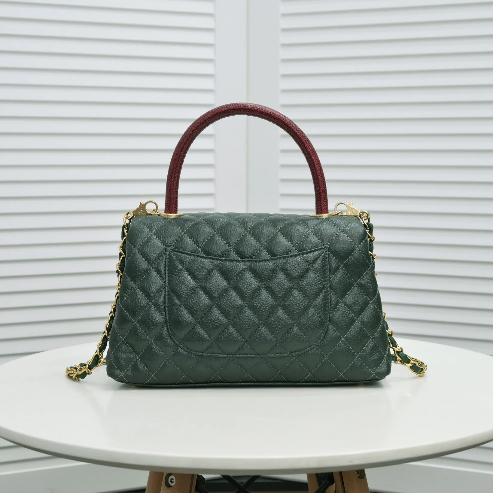 💰440￥Dark green with red hand for Chanel💥Uniquely designed buckle flap bag that can be used as a shoulder or hand carry🙌Purchased imported first-layer cowhide🐂Lychee patternⓂ️Unique material with upgraded version All imported gilt hardware💍💍💍Top masters😜Purely handmade and meticulously crafted😏You will be dressed up with a high-end [Chanel] to make you graceful and radiant💃Always fashionable Style number: 92992 Size: 28*17*9cm