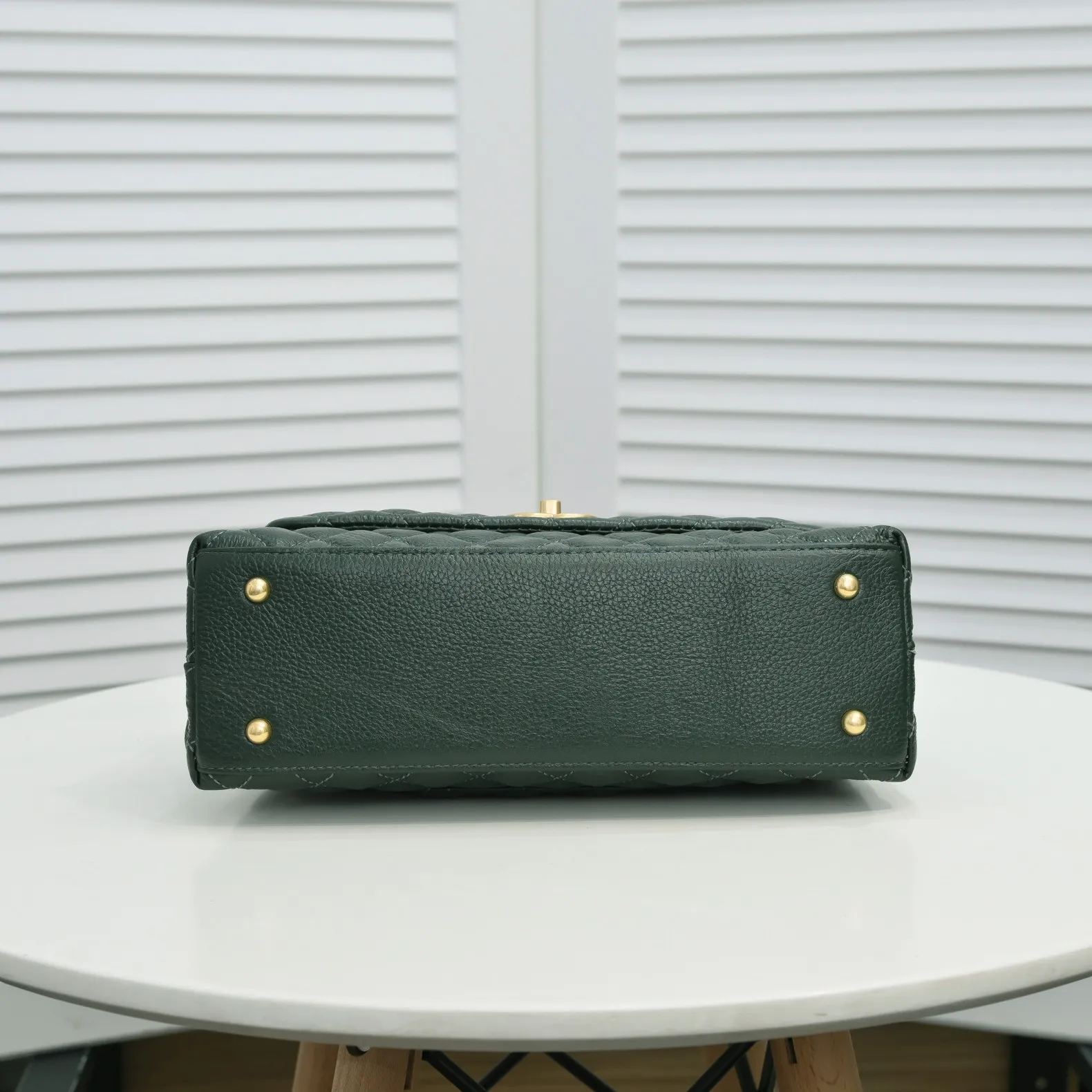 💰440￥Dark green with red hand for Chanel💥Uniquely designed buckle flap bag that can be used as a shoulder or hand carry🙌Purchased imported first-layer cowhide🐂Lychee patternⓂ️Unique material with upgraded version All imported gilt hardware💍💍💍Top masters😜Purely handmade and meticulously crafted😏You will be dressed up with a high-end [Chanel] to make you graceful and radiant💃Always fashionable Style number: 92992 Size: 28*17*9cm