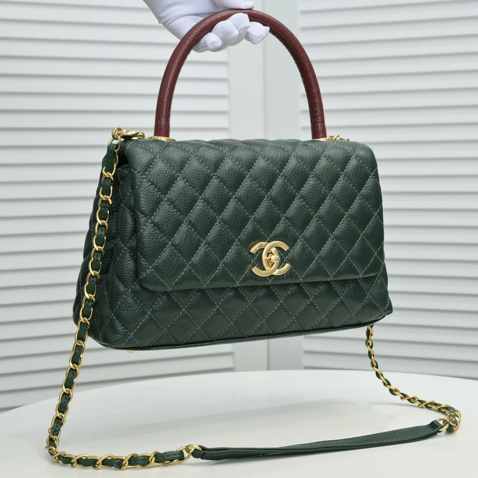 💰440￥Dark green with red hand for Chanel💥Uniquely designed buckle flap bag that can be used as a shoulder or hand carry🙌Purchased imported first-layer cowhide🐂Lychee patternⓂ️Unique material with upgraded version All imported gilt hardware💍💍💍Top masters😜Purely handmade and meticulously crafted😏You will be dressed up with a high-end [Chanel] to make you graceful and radiant💃Always fashionable Style number: 92992 Size: 28*17*9cm