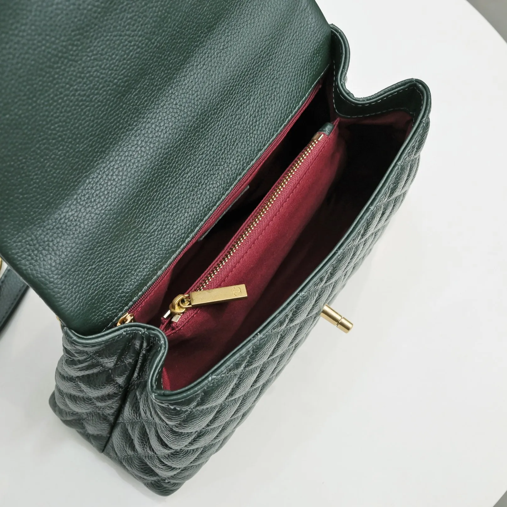 💰440￥Dark green with red hand for Chanel💥Uniquely designed buckle flap bag that can be used as a shoulder or hand carry🙌Purchased imported first-layer cowhide🐂Lychee patternⓂ️Unique material with upgraded version All imported gilt hardware💍💍💍Top masters😜Purely handmade and meticulously crafted😏You will be dressed up with a high-end [Chanel] to make you graceful and radiant💃Always fashionable Style number: 92992 Size: 28*17*9cm