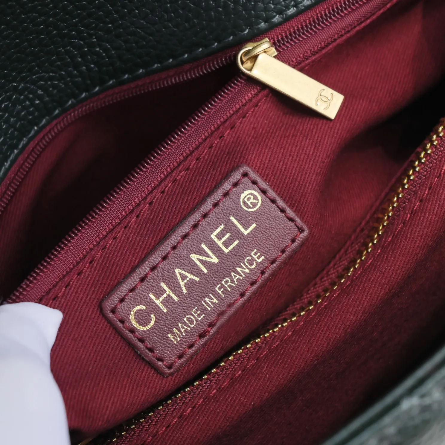 💰440￥Dark green with red hand for Chanel💥Uniquely designed buckle flap bag that can be used as a shoulder or hand carry🙌Purchased imported first-layer cowhide🐂Lychee patternⓂ️Unique material with upgraded version All imported gilt hardware💍💍💍Top masters😜Purely handmade and meticulously crafted😏You will be dressed up with a high-end [Chanel] to make you graceful and radiant💃Always fashionable Style number: 92992 Size: 28*17*9cm