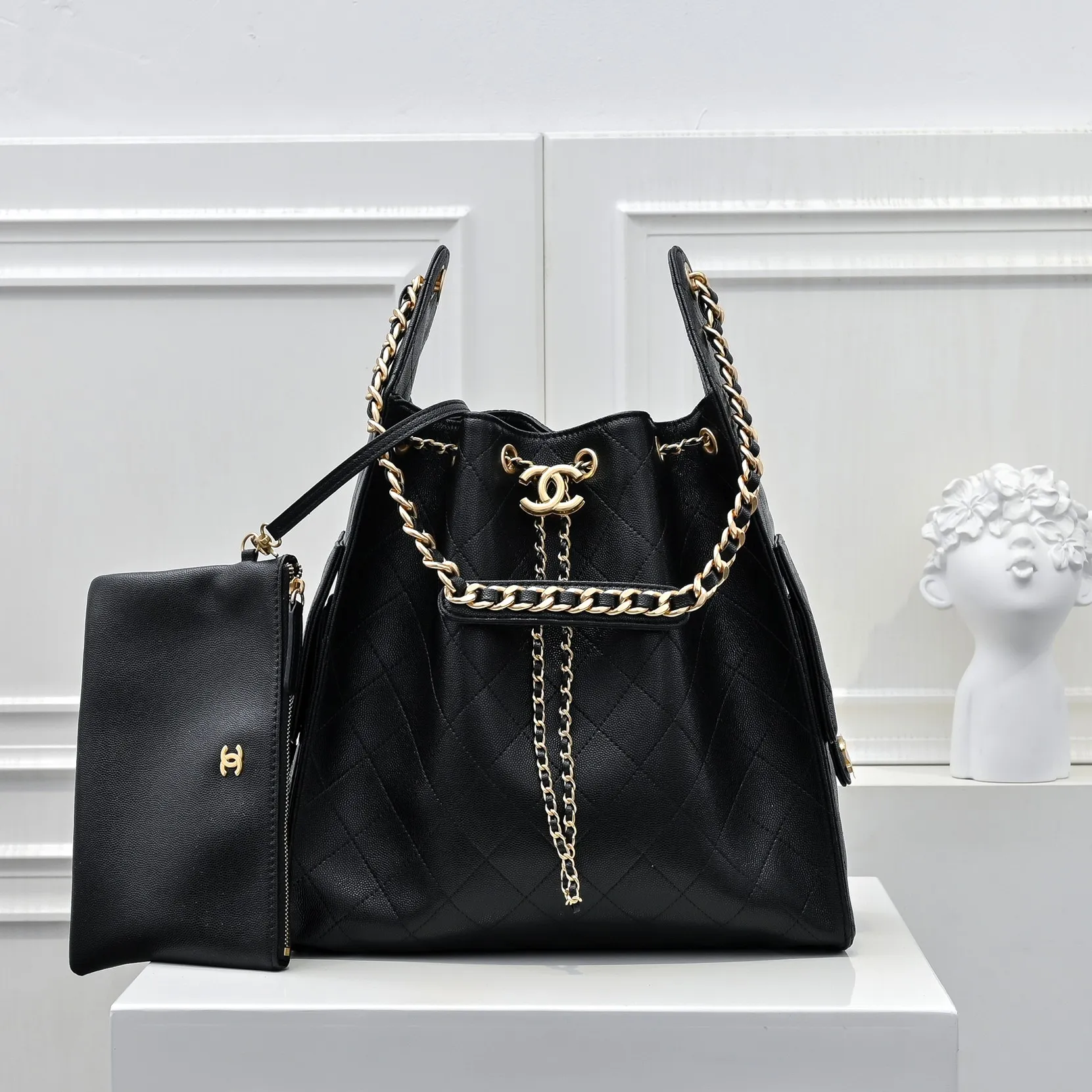 💰580￥ Large upgraded version chanel 25c bag king ball grain leather hobo armpit bag hippie armpit bag large retro gold coin button drawstring bucket bag + rhombus pattern + retro black gold classic chain design, full of high-end sense! A must-have for daily travel, with exquisite appearance and delicate texture, it can be easily worn in both casual and formal occasions. Size: 40x30x15cm Style No.: 7073 Material: Ball-grained cowhide