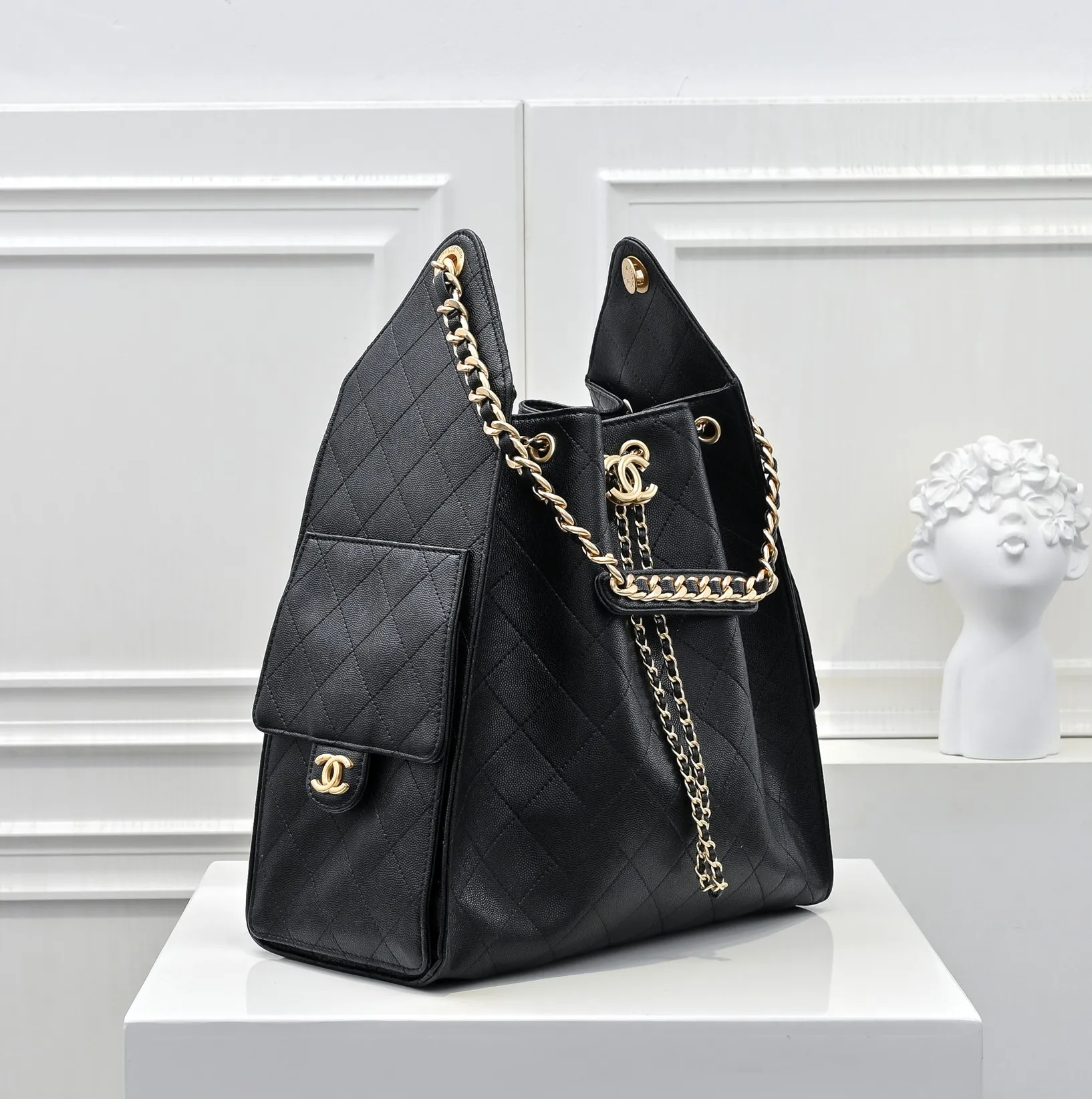 💰580￥ Large upgraded version chanel 25c bag king ball grain leather hobo armpit bag hippie armpit bag large retro gold coin button drawstring bucket bag + rhombus pattern + retro black gold classic chain design, full of high-end sense! A must-have for daily travel, with exquisite appearance and delicate texture, it can be easily worn in both casual and formal occasions. Size: 40x30x15cm Style No.: 7073 Material: Ball-grained cowhide
