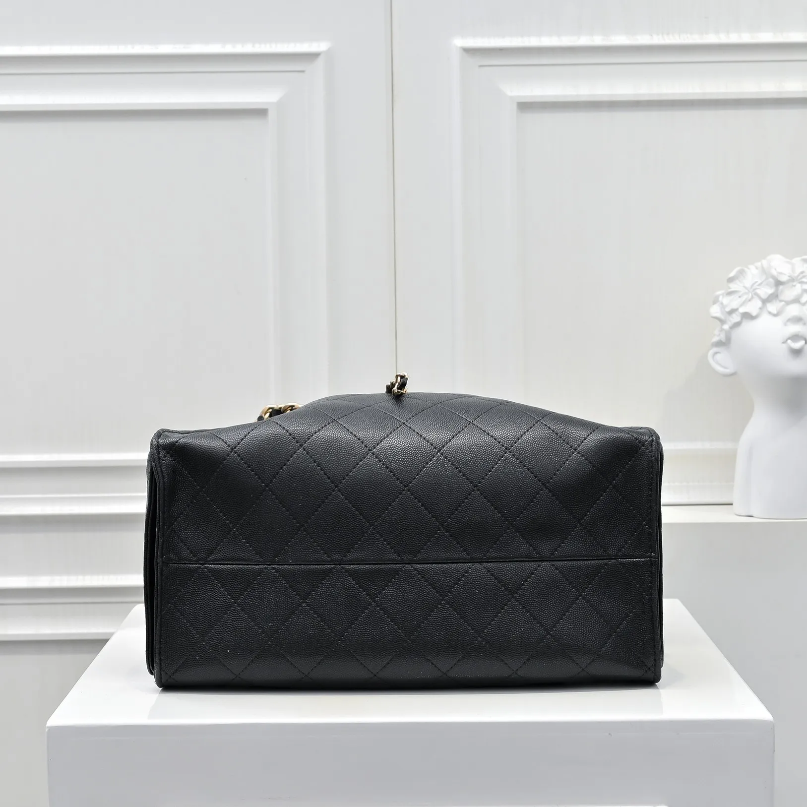 💰580￥ Large upgraded version chanel 25c bag king ball grain leather hobo armpit bag hippie armpit bag large retro gold coin button drawstring bucket bag + rhombus pattern + retro black gold classic chain design, full of high-end sense! A must-have for daily travel, with exquisite appearance and delicate texture, it can be easily worn in both casual and formal occasions. Size: 40x30x15cm Style No.: 7073 Material: Ball-grained cowhide
