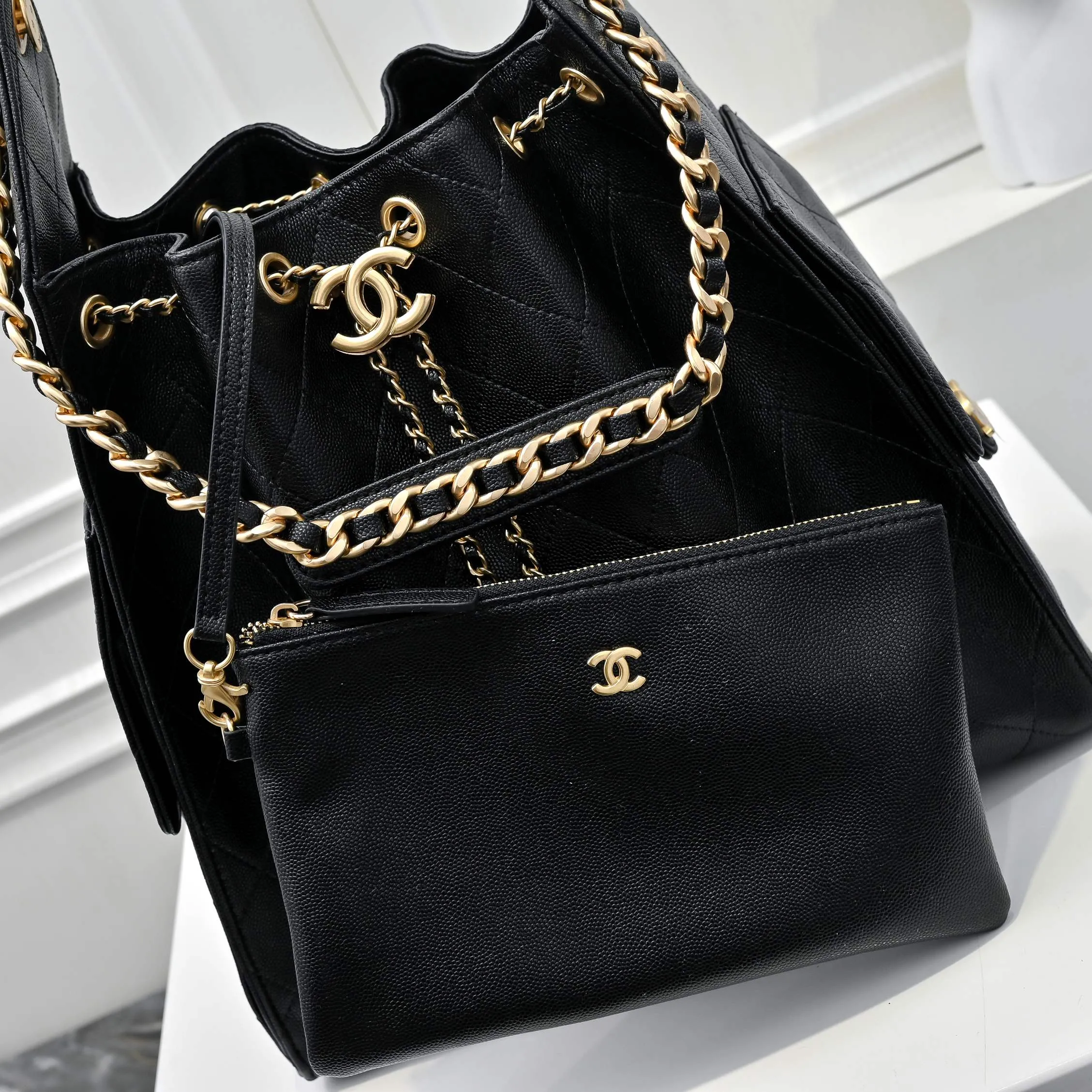 💰580￥ Large upgraded version chanel 25c bag king ball grain leather hobo armpit bag hippie armpit bag large retro gold coin button drawstring bucket bag + rhombus pattern + retro black gold classic chain design, full of high-end sense! A must-have for daily travel, with exquisite appearance and delicate texture, it can be easily worn in both casual and formal occasions. Size: 40x30x15cm Style No.: 7073 Material: Ball-grained cowhide