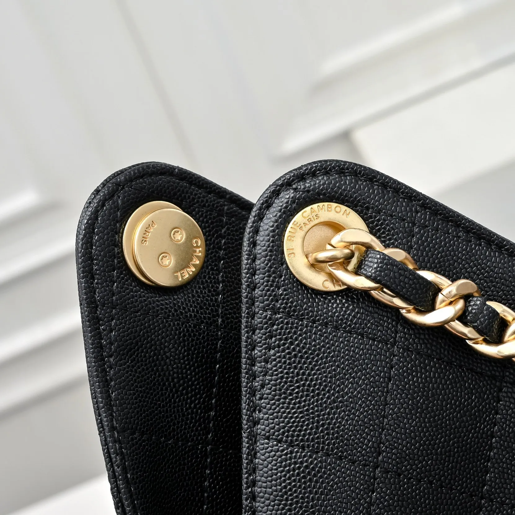 💰580￥ Large upgraded version chanel 25c bag king ball grain leather hobo armpit bag hippie armpit bag large retro gold coin button drawstring bucket bag + rhombus pattern + retro black gold classic chain design, full of high-end sense! A must-have for daily travel, with exquisite appearance and delicate texture, it can be easily worn in both casual and formal occasions. Size: 40x30x15cm Style No.: 7073 Material: Ball-grained cowhide
