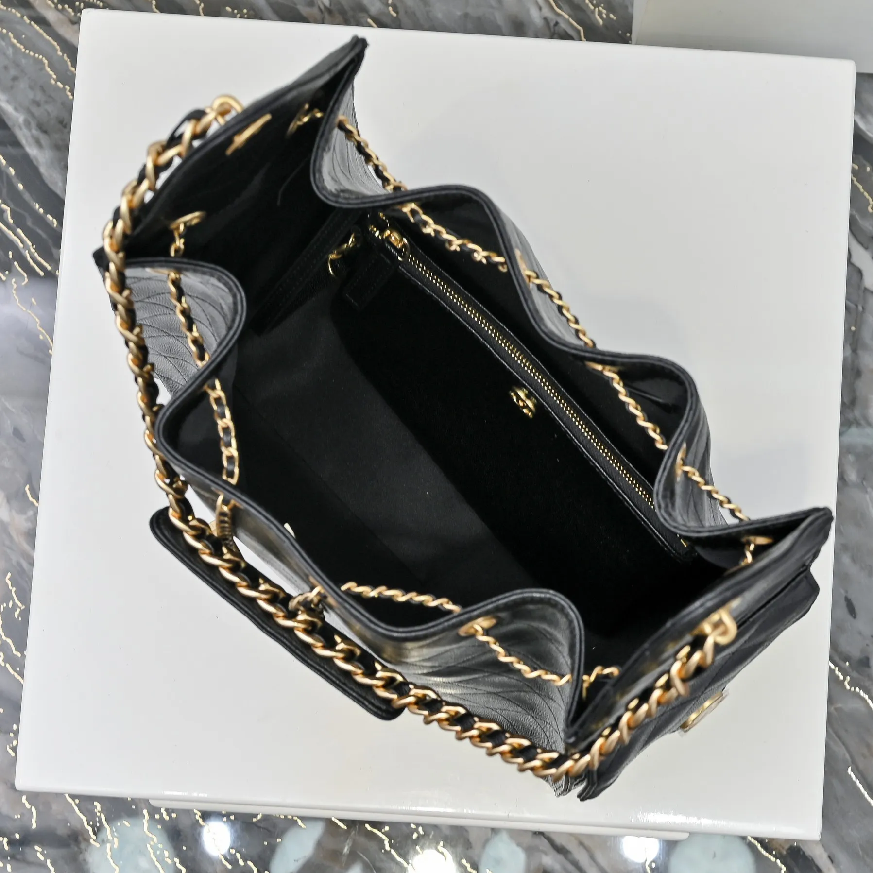 💰580￥ Large upgraded version chanel 25c bag king ball grain leather hobo armpit bag hippie armpit bag large retro gold coin button drawstring bucket bag + rhombus pattern + retro black gold classic chain design, full of high-end sense! A must-have for daily travel, with exquisite appearance and delicate texture, it can be easily worn in both casual and formal occasions. Size: 40x30x15cm Style No.: 7073 Material: Ball-grained cowhide