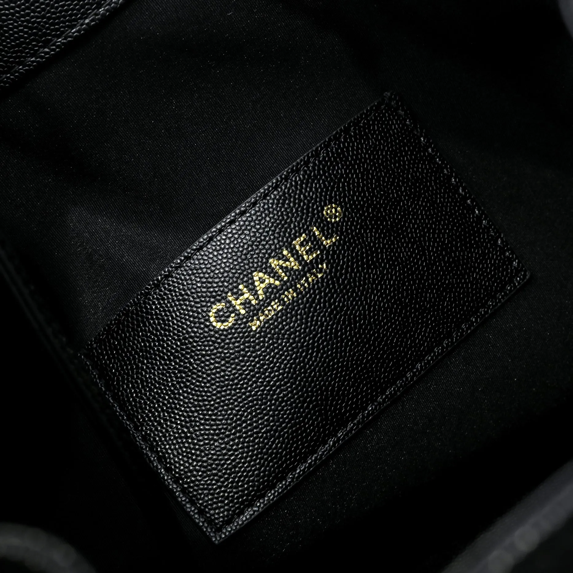 💰580￥ Large upgraded version chanel 25c bag king ball grain leather hobo armpit bag hippie armpit bag large retro gold coin button drawstring bucket bag + rhombus pattern + retro black gold classic chain design, full of high-end sense! A must-have for daily travel, with exquisite appearance and delicate texture, it can be easily worn in both casual and formal occasions. Size: 40x30x15cm Style No.: 7073 Material: Ball-grained cowhide