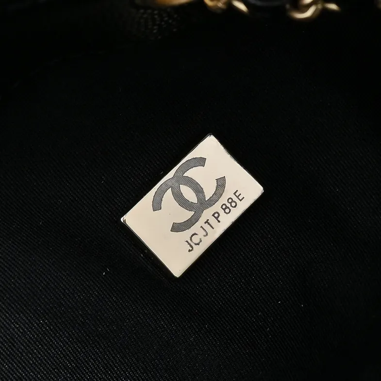 💰580￥ Large upgraded version chanel 25c bag king ball grain leather hobo armpit bag hippie armpit bag large retro gold coin button drawstring bucket bag + rhombus pattern + retro black gold classic chain design, full of high-end sense! A must-have for daily travel, with exquisite appearance and delicate texture, it can be easily worn in both casual and formal occasions. Size: 40x30x15cm Style No.: 7073 Material: Ball-grained cowhide