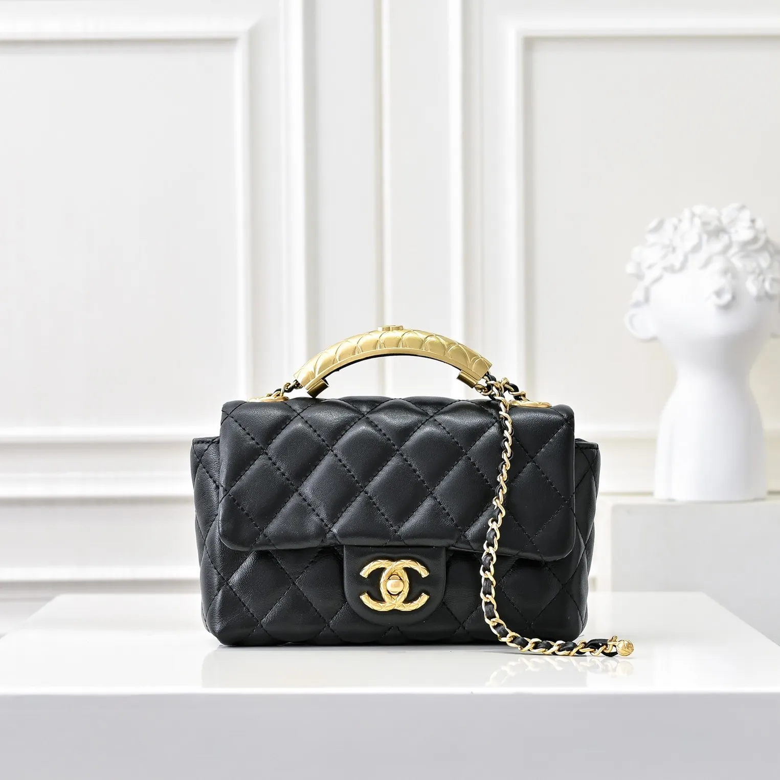 💰430￥👑Chanel24B’s latest metal adjustable flap bag, the shoulder strap can be adjusted in a variety of carrying methods, it can be worn on one shoulder or cross-body. I love it. The texture of the lambskin is really soft! Size: 19x12cm, style number: 1218