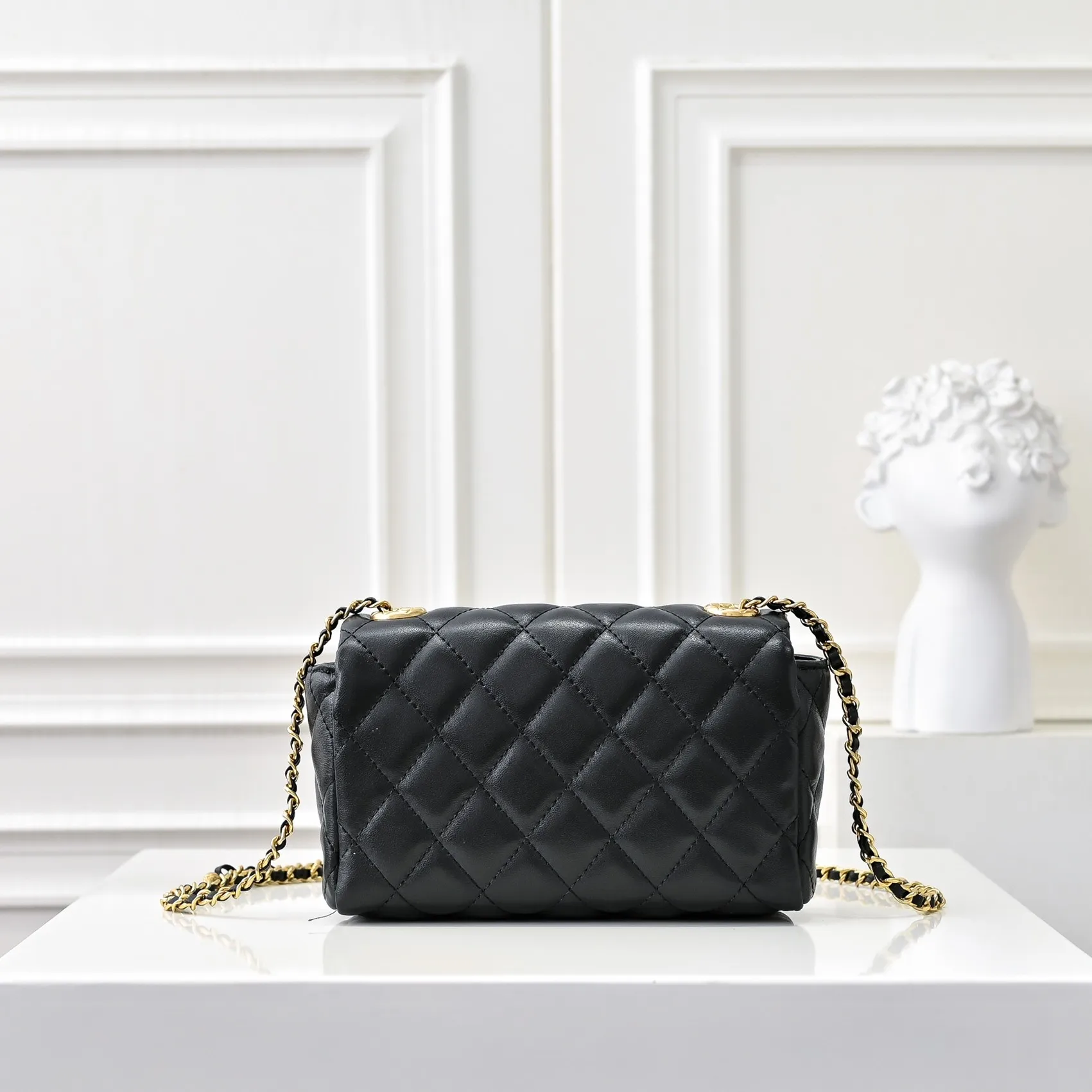 💰430￥👑Chanel24B’s latest metal adjustable flap bag, the shoulder strap can be adjusted in a variety of carrying methods, it can be worn on one shoulder or cross-body. I love it. The texture of the lambskin is really soft! Size: 19x12cm, style number: 1218