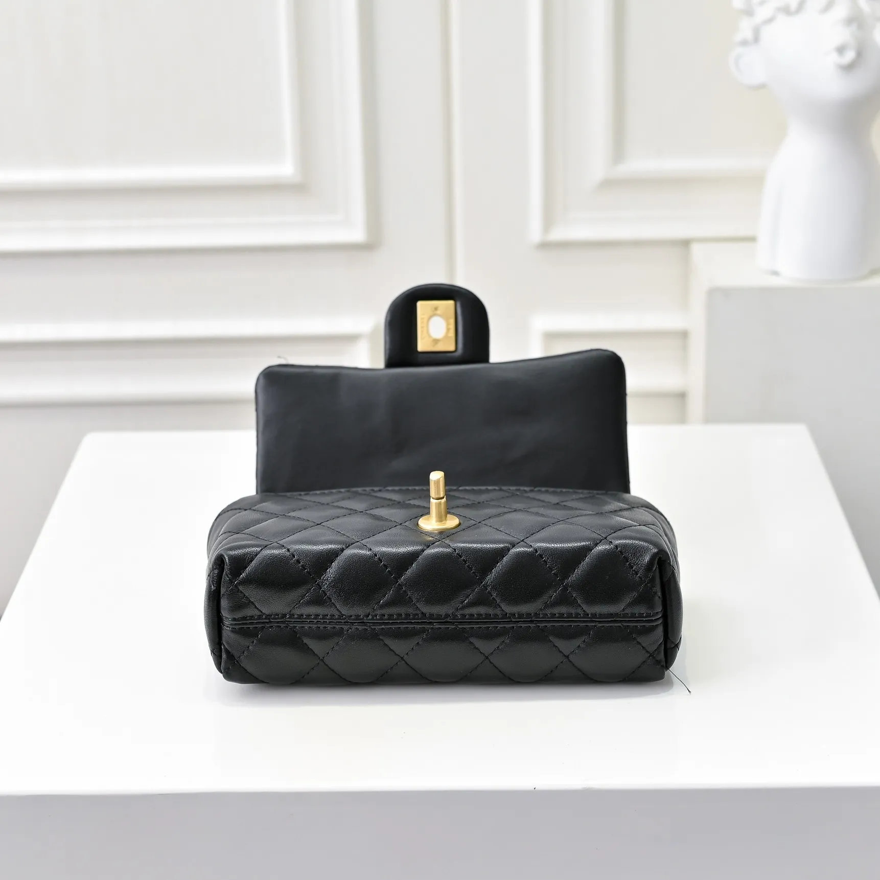 💰430￥👑Chanel24B’s latest metal adjustable flap bag, the shoulder strap can be adjusted in a variety of carrying methods, it can be worn on one shoulder or cross-body. I love it. The texture of the lambskin is really soft! Size: 19x12cm, style number: 1218