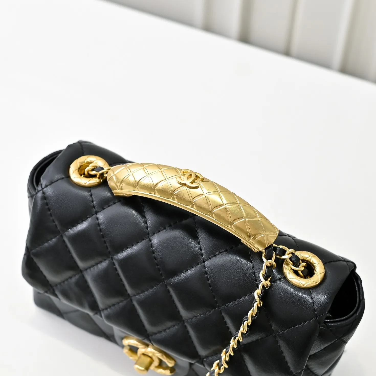 💰430￥👑Chanel24B’s latest metal adjustable flap bag, the shoulder strap can be adjusted in a variety of carrying methods, it can be worn on one shoulder or cross-body. I love it. The texture of the lambskin is really soft! Size: 19x12cm, style number: 1218