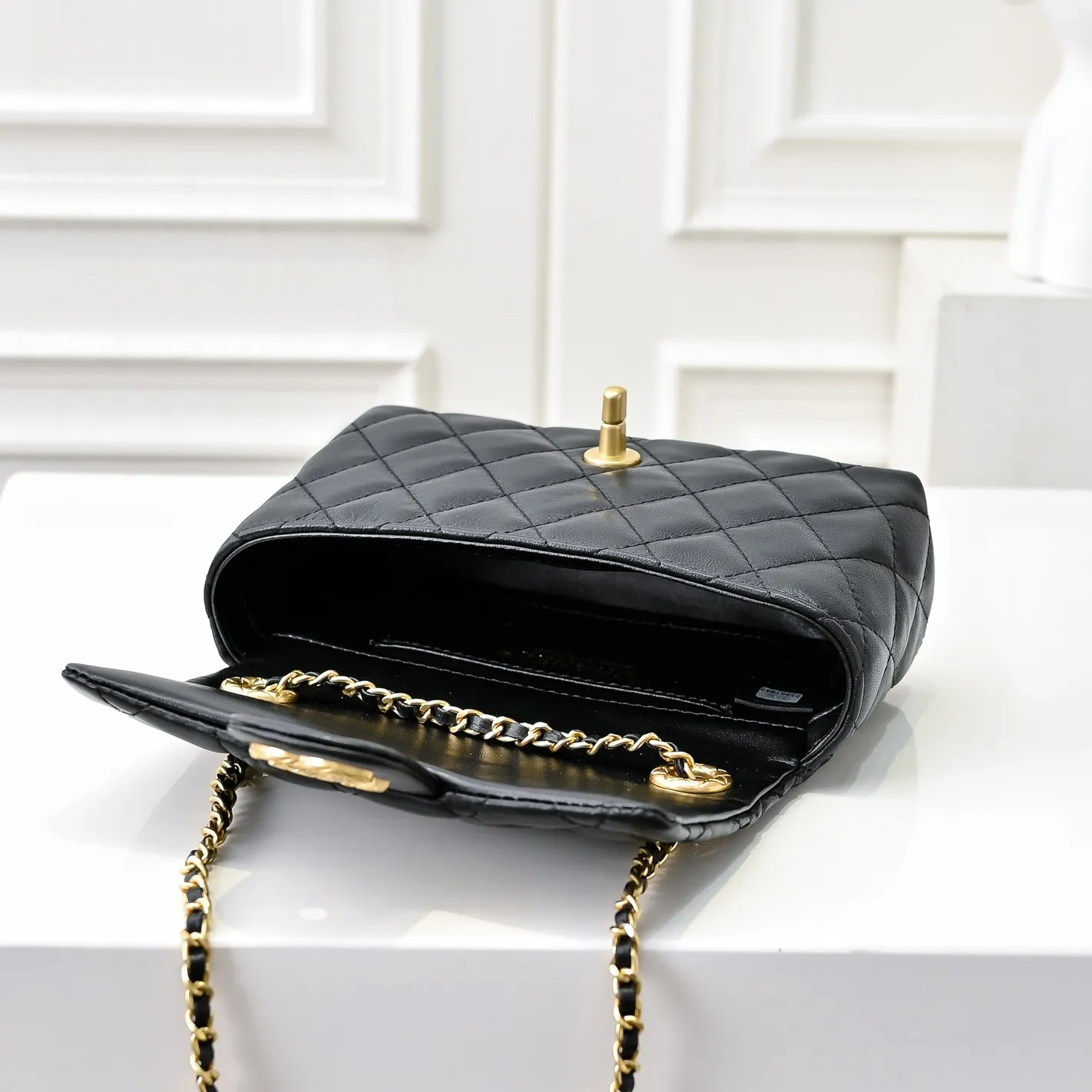 💰430￥👑Chanel24B’s latest metal adjustable flap bag, the shoulder strap can be adjusted in a variety of carrying methods, it can be worn on one shoulder or cross-body. I love it. The texture of the lambskin is really soft! Size: 19x12cm, style number: 1218