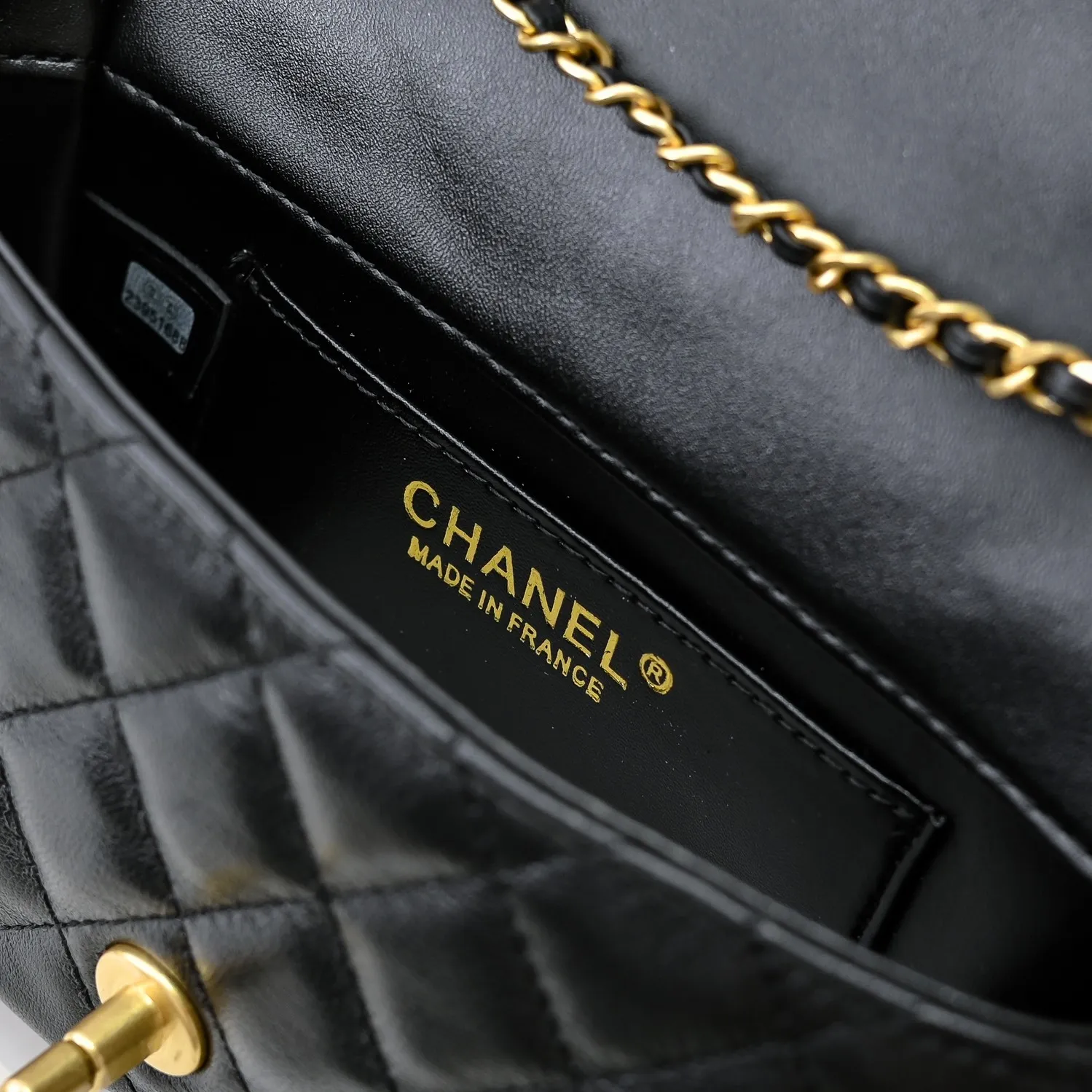 💰430￥👑Chanel24B’s latest metal adjustable flap bag, the shoulder strap can be adjusted in a variety of carrying methods, it can be worn on one shoulder or cross-body. I love it. The texture of the lambskin is really soft! Size: 19x12cm, style number: 1218