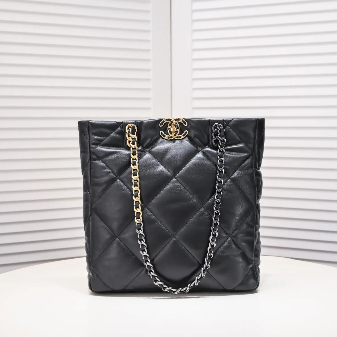 💰480￥Large size AS9088 𝗖𝗛𝗔𝗡𝗘𝗟 𝟮𝟮𝗕 19𝑩𝑨𝑮 𝑻𝒐𝒕𝒆 black gold Italian 🇮🇹 first-grade [GR] lambskin🐑, with a delicate and soft feel, classic diamond pattern design and leather-clad metal chain, gold comes with a sense of luxury, this season's most classic black gold design, gathering all the elements of 19, super exquisite, soft and glutinous. A large bag of fried chicken is practical, deconstructing the classic bag shape, reshaping the trend and fashion, making people shine at a glance, a ten-year-old style. Size: 30*37*10cm