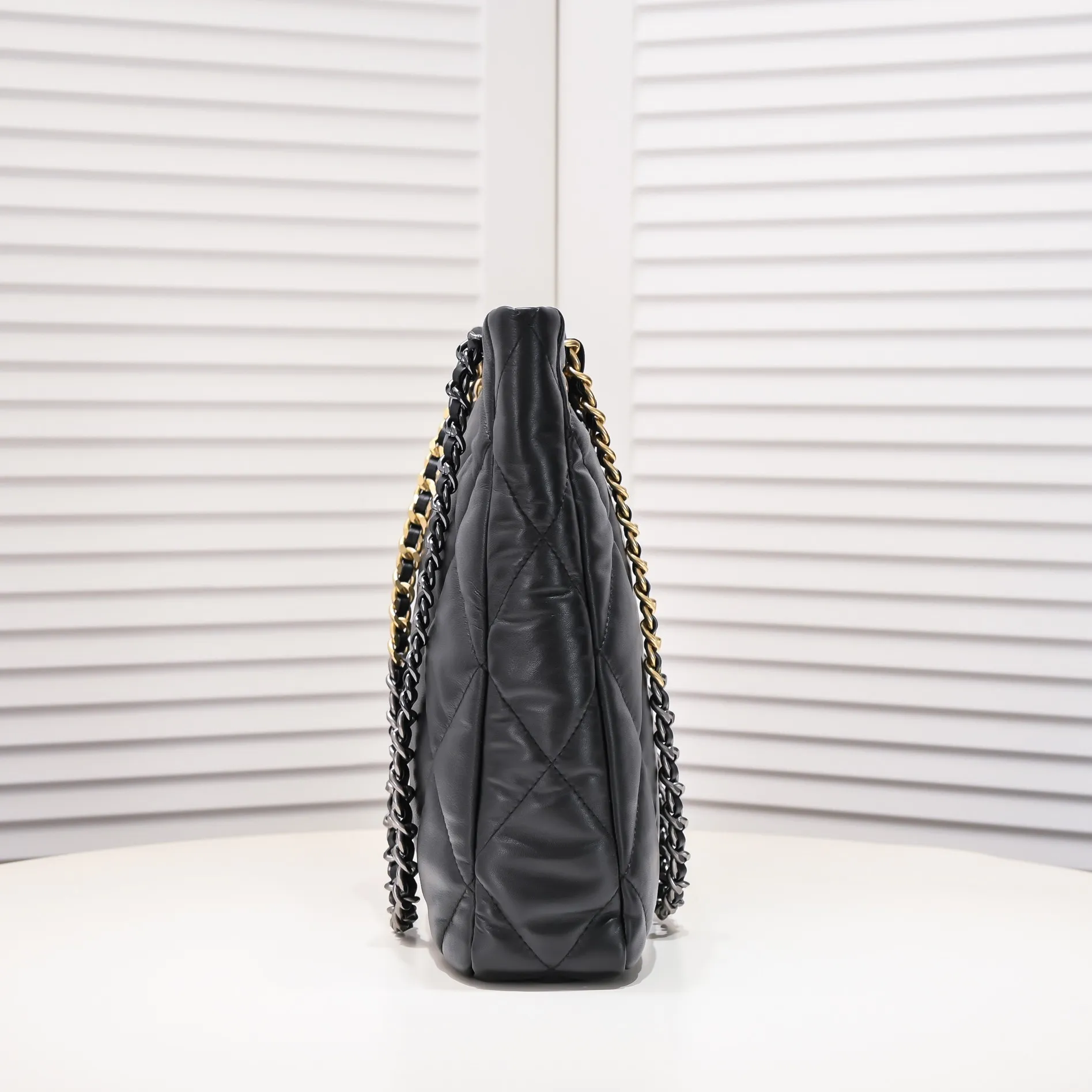 💰480￥Large size AS9088 𝗖𝗛𝗔𝗡𝗘𝗟 𝟮𝟮𝗕 19𝑩𝑨𝑮 𝑻𝒐𝒕𝒆 black gold Italian 🇮🇹 first-grade [GR] lambskin🐑, with a delicate and soft feel, classic diamond pattern design and leather-clad metal chain, gold comes with a sense of luxury, this season's most classic black gold design, gathering all the elements of 19, super exquisite, soft and glutinous. A large bag of fried chicken is practical, deconstructing the classic bag shape, reshaping the trend and fashion, making people shine at a glance, a ten-year-old style. Size: 30*37*10cm