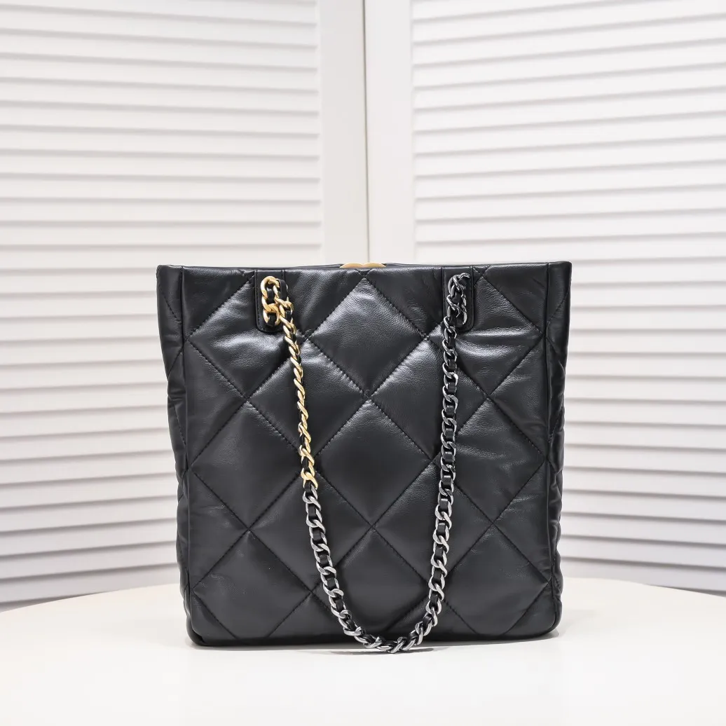 💰480￥Large size AS9088 𝗖𝗛𝗔𝗡𝗘𝗟 𝟮𝟮𝗕 19𝑩𝑨𝑮 𝑻𝒐𝒕𝒆 black gold Italian 🇮🇹 first-grade [GR] lambskin🐑, with a delicate and soft feel, classic diamond pattern design and leather-clad metal chain, gold comes with a sense of luxury, this season's most classic black gold design, gathering all the elements of 19, super exquisite, soft and glutinous. A large bag of fried chicken is practical, deconstructing the classic bag shape, reshaping the trend and fashion, making people shine at a glance, a ten-year-old style. Size: 30*37*10cm