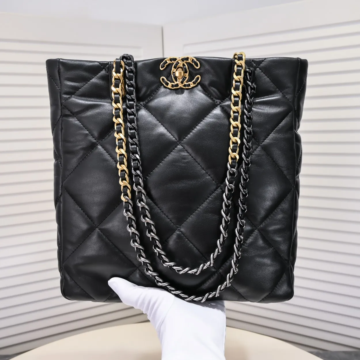 💰480￥Large size AS9088 𝗖𝗛𝗔𝗡𝗘𝗟 𝟮𝟮𝗕 19𝑩𝑨𝑮 𝑻𝒐𝒕𝒆 black gold Italian 🇮🇹 first-grade [GR] lambskin🐑, with a delicate and soft feel, classic diamond pattern design and leather-clad metal chain, gold comes with a sense of luxury, this season's most classic black gold design, gathering all the elements of 19, super exquisite, soft and glutinous. A large bag of fried chicken is practical, deconstructing the classic bag shape, reshaping the trend and fashion, making people shine at a glance, a ten-year-old style. Size: 30*37*10cm