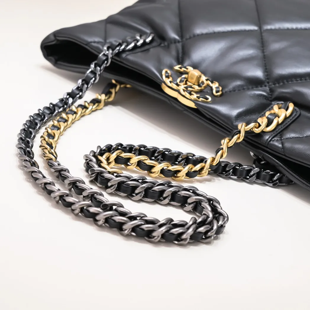💰480￥Large size AS9088 𝗖𝗛𝗔𝗡𝗘𝗟 𝟮𝟮𝗕 19𝑩𝑨𝑮 𝑻𝒐𝒕𝒆 black gold Italian 🇮🇹 first-grade [GR] lambskin🐑, with a delicate and soft feel, classic diamond pattern design and leather-clad metal chain, gold comes with a sense of luxury, this season's most classic black gold design, gathering all the elements of 19, super exquisite, soft and glutinous. A large bag of fried chicken is practical, deconstructing the classic bag shape, reshaping the trend and fashion, making people shine at a glance, a ten-year-old style. Size: 30*37*10cm