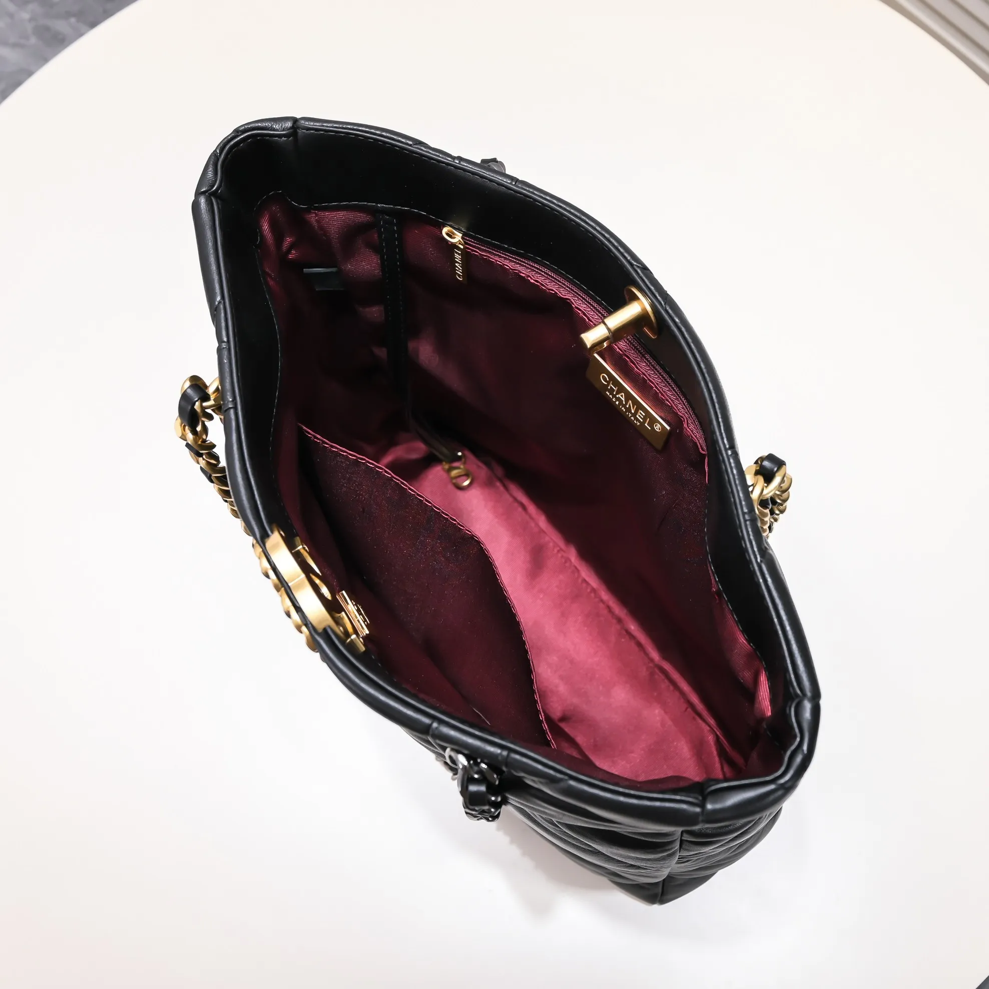 💰480￥Large size AS9088 𝗖𝗛𝗔𝗡𝗘𝗟 𝟮𝟮𝗕 19𝑩𝑨𝑮 𝑻𝒐𝒕𝒆 black gold Italian 🇮🇹 first-grade [GR] lambskin🐑, with a delicate and soft feel, classic diamond pattern design and leather-clad metal chain, gold comes with a sense of luxury, this season's most classic black gold design, gathering all the elements of 19, super exquisite, soft and glutinous. A large bag of fried chicken is practical, deconstructing the classic bag shape, reshaping the trend and fashion, making people shine at a glance, a ten-year-old style. Size: 30*37*10cm