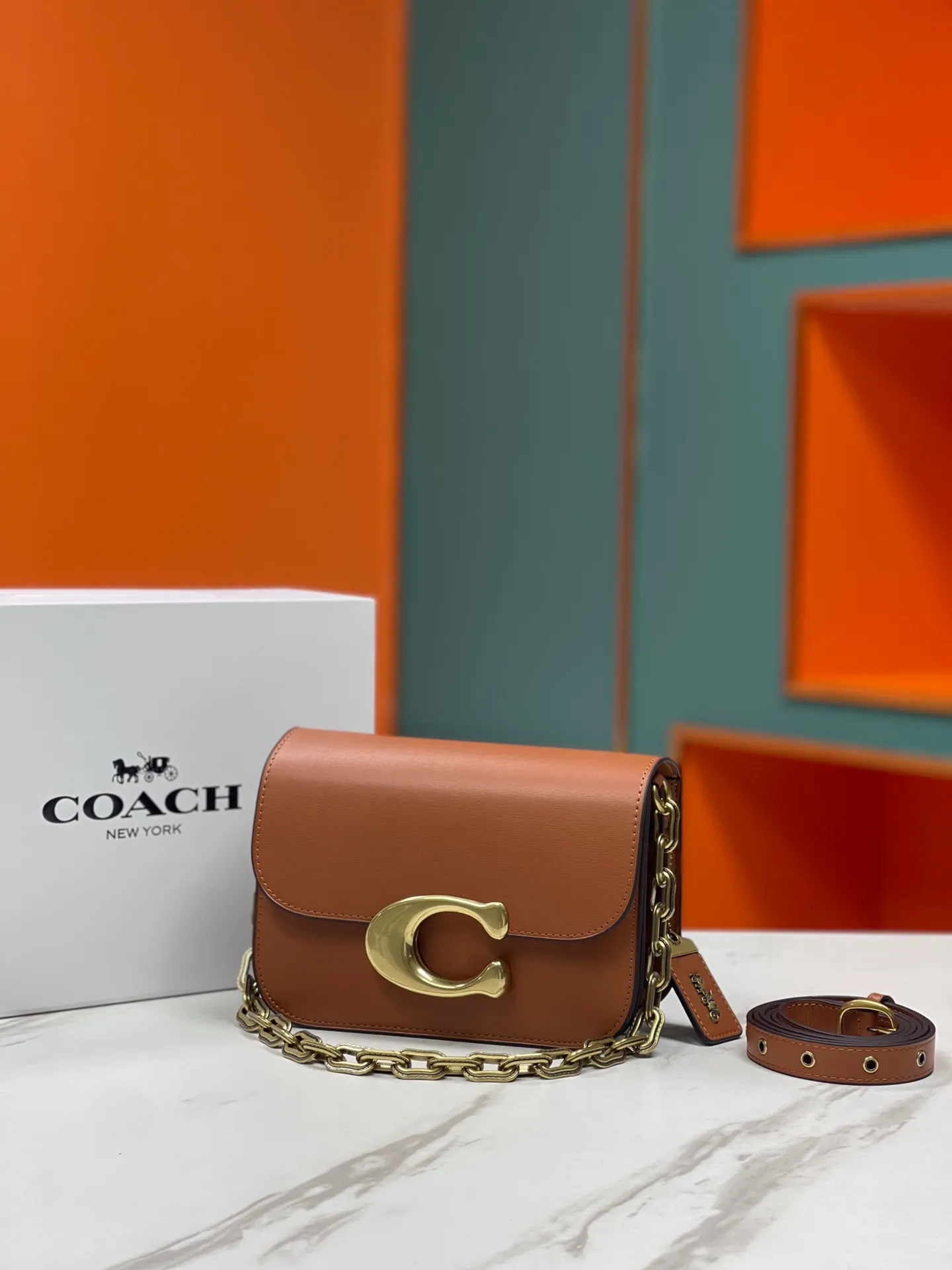 Top original order p500💰💃Coach’s latest crossbody bag💐 model CM587. The shoulder strap design has a full score of 100. The leather detachable shoulder strap is also equipped with a retro old chain + leather shoulder strap. The big brand logo C is particularly obvious. The accordion-style compartment is lined with three large compartments of Napa sheepskin and a zipper compartment. The texture is very good! #coach新的 #chain包 Size 21CM