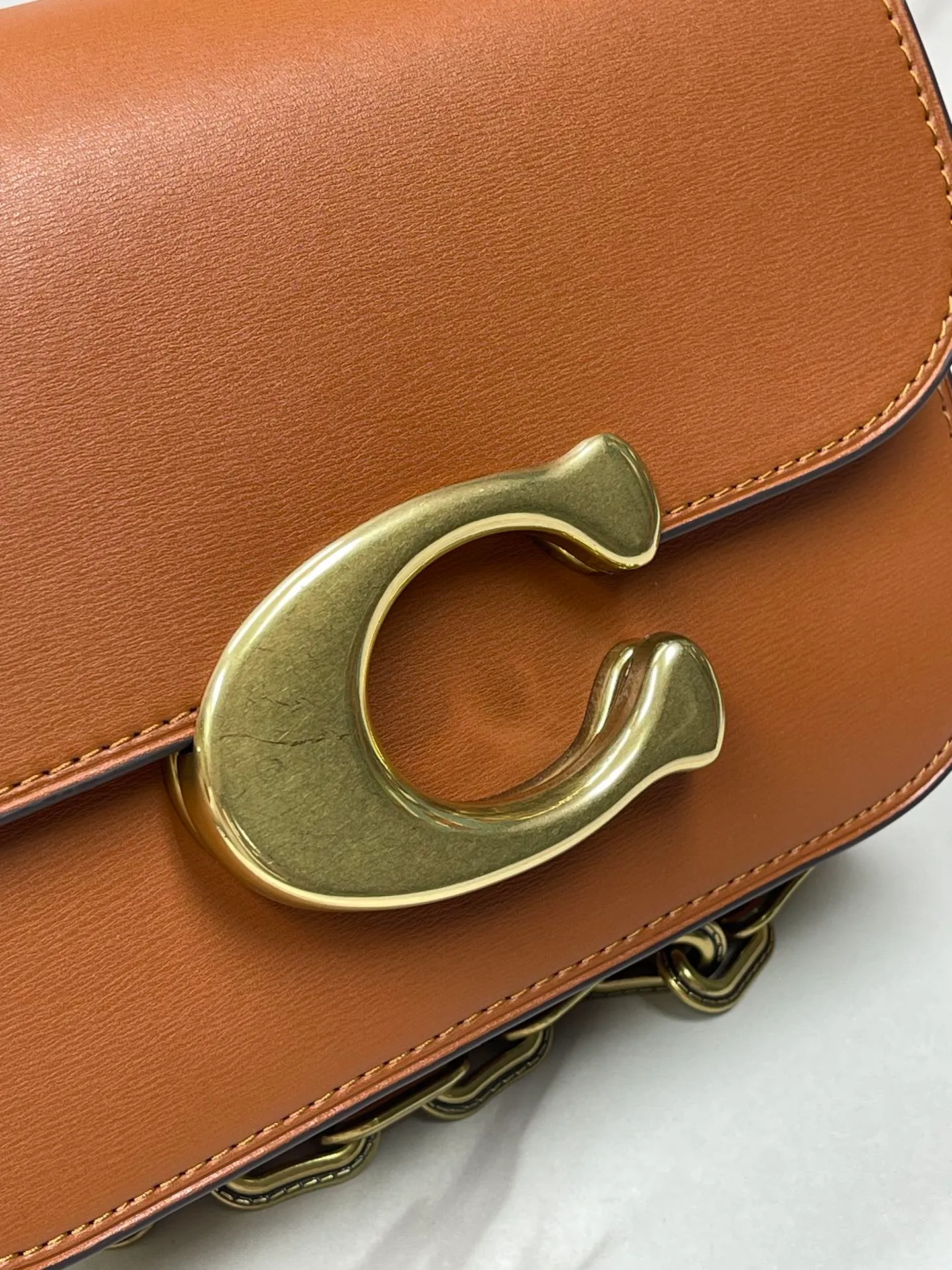 Top original order p500💰💃Coach’s latest crossbody bag💐 model CM587. The shoulder strap design has a full score of 100. The leather detachable shoulder strap is also equipped with a retro old chain + leather shoulder strap. The big brand logo C is particularly obvious. The accordion-style compartment is lined with three large compartments of Napa sheepskin and a zipper compartment. The texture is very good! #coach新的 #chain包 Size 21CM