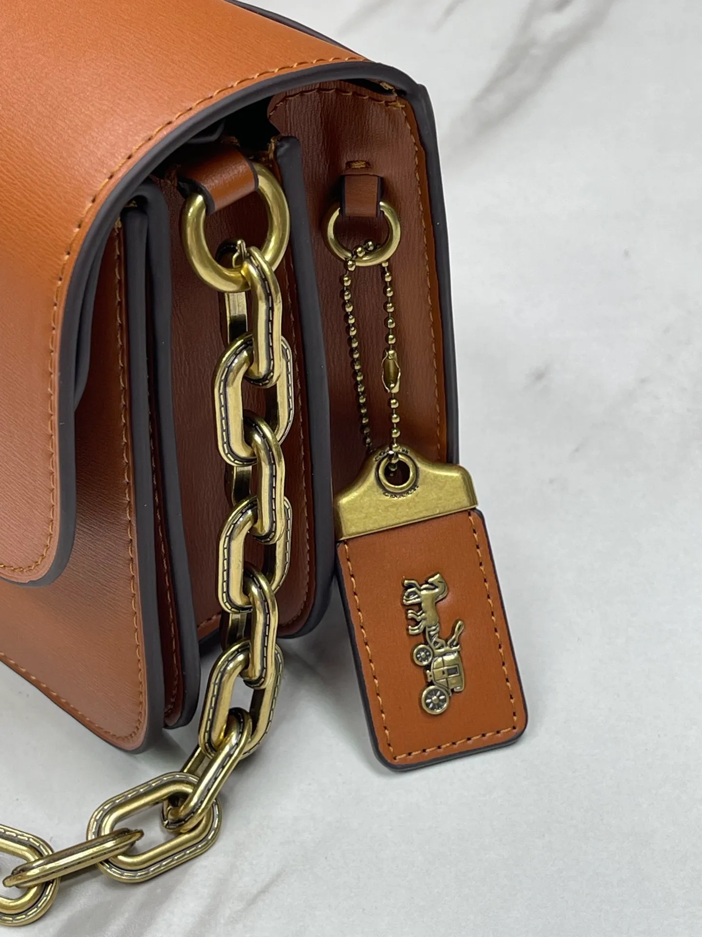 Top original order p500💰💃Coach’s latest crossbody bag💐 model CM587. The shoulder strap design has a full score of 100. The leather detachable shoulder strap is also equipped with a retro old chain + leather shoulder strap. The big brand logo C is particularly obvious. The accordion-style compartment is lined with three large compartments of Napa sheepskin and a zipper compartment. The texture is very good! #coach新的 #chain包 Size 21CM