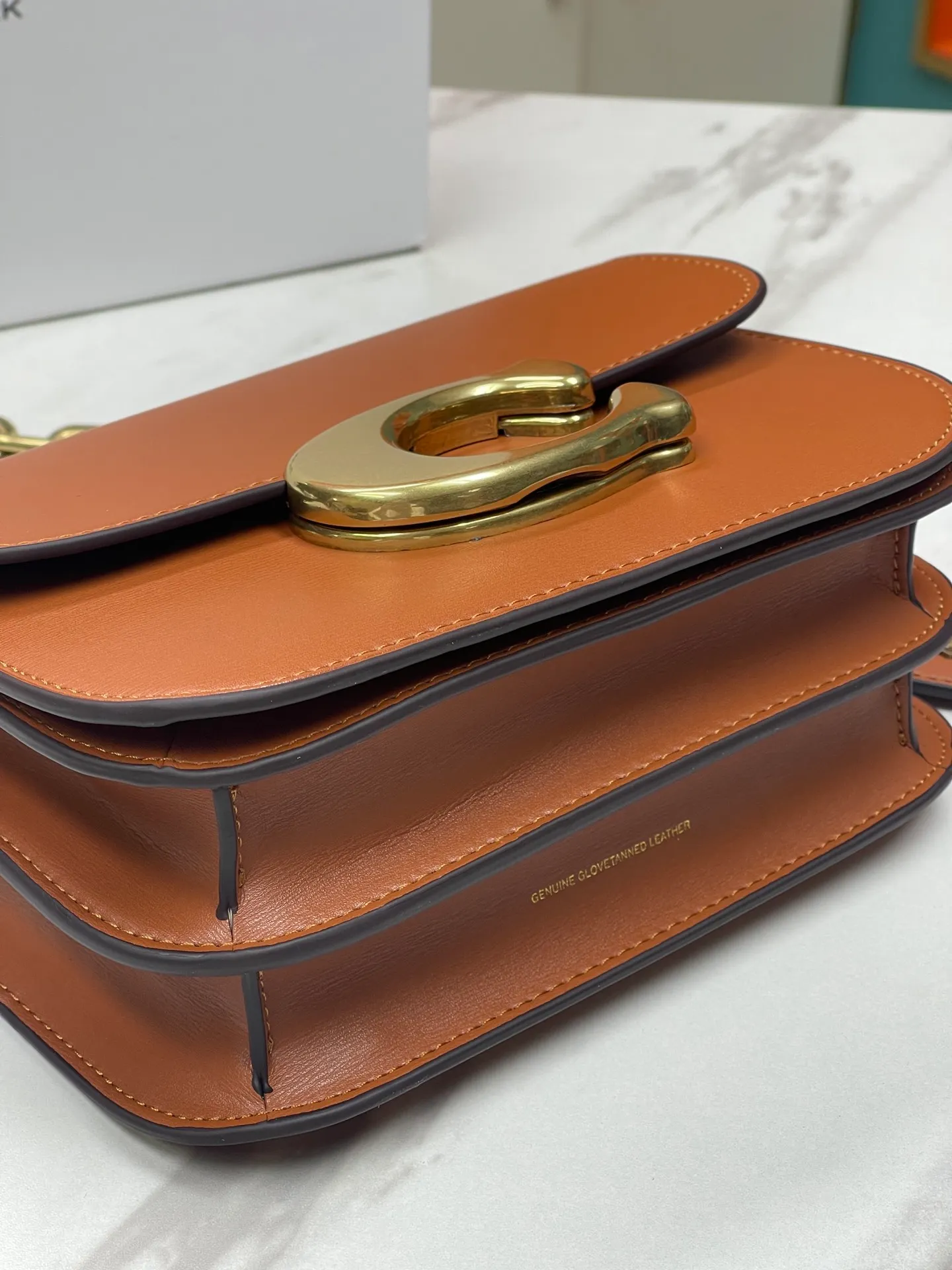 Top original order p500💰💃Coach’s latest crossbody bag💐 model CM587. The shoulder strap design has a full score of 100. The leather detachable shoulder strap is also equipped with a retro old chain + leather shoulder strap. The big brand logo C is particularly obvious. The accordion-style compartment is lined with three large compartments of Napa sheepskin and a zipper compartment. The texture is very good! #coach新的 #chain包 Size 21CM
