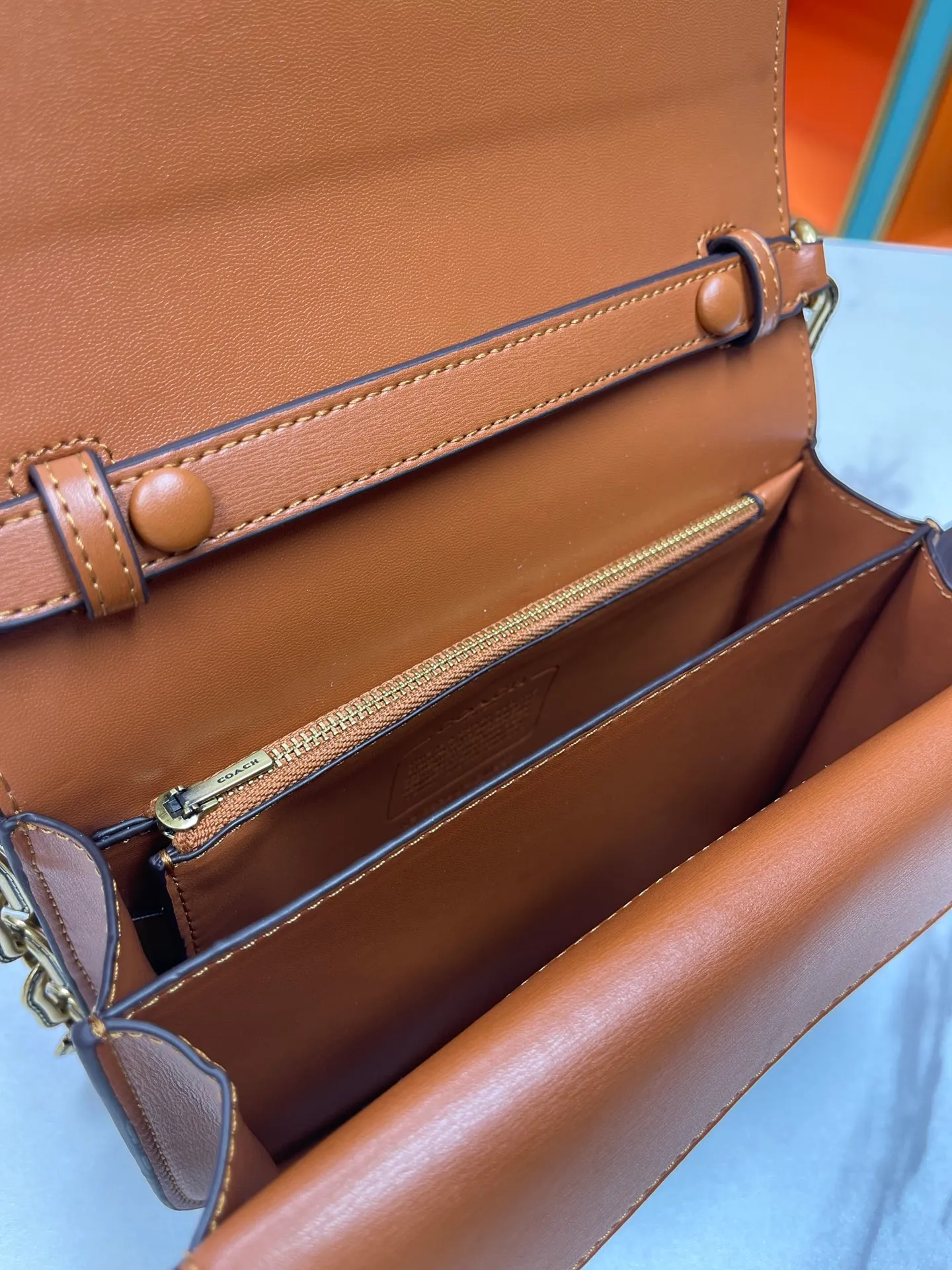 Top original order p500💰💃Coach’s latest crossbody bag💐 model CM587. The shoulder strap design has a full score of 100. The leather detachable shoulder strap is also equipped with a retro old chain + leather shoulder strap. The big brand logo C is particularly obvious. The accordion-style compartment is lined with three large compartments of Napa sheepskin and a zipper compartment. The texture is very good! #coach新的 #chain包 Size 21CM