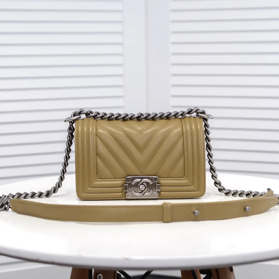 💰400￥ (Full sheepskin with original hardware) [Smile] Chanel Chanel 👑 Lambskin [Lightning] Thickened electroplated hardware accessories 🌈 The workmanship is comparable to the original order 💪 The bottom can be pinched and rebounded without trace, absolutely spot-on and real-life, fashionable and durable 💪💪 High-end quality, no pressure in and out of the drill cabinet 💏, size 20*12*7cm, style number 67085