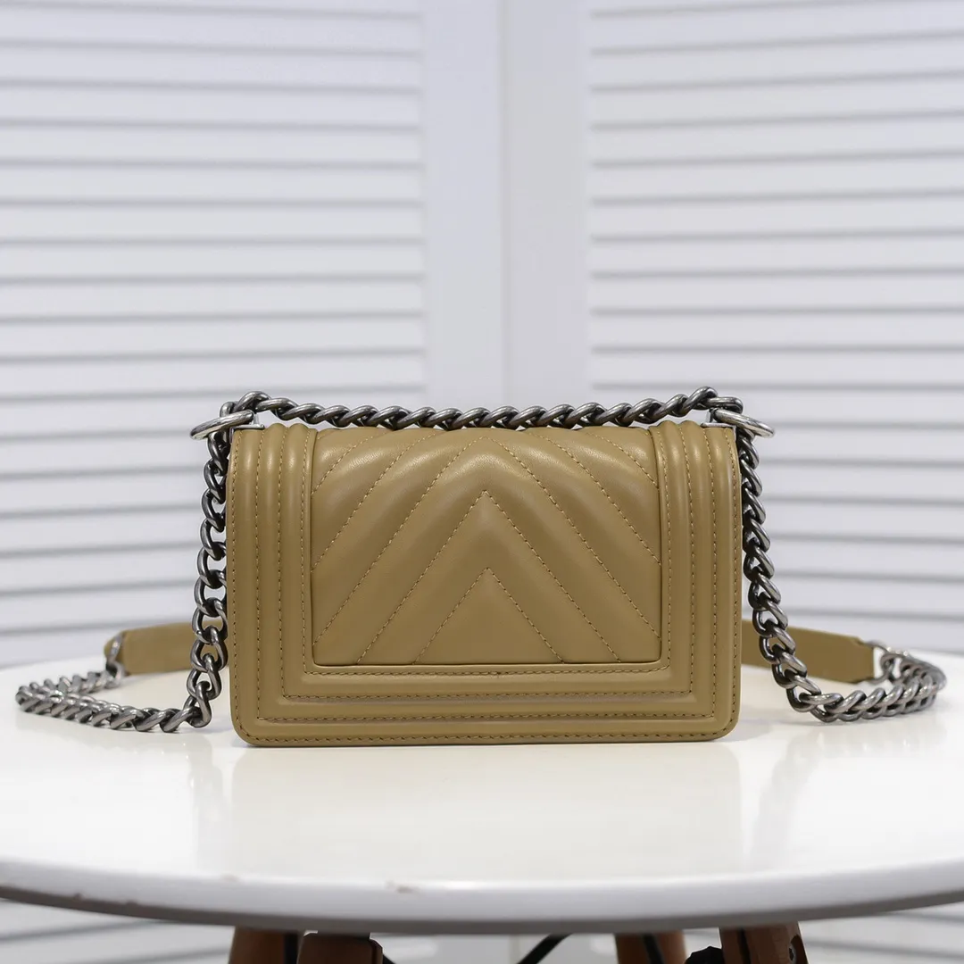 💰400￥ (Full sheepskin with original hardware) [Smile] Chanel Chanel 👑 Lambskin [Lightning] Thickened electroplated hardware accessories 🌈 The workmanship is comparable to the original order 💪 The bottom can be pinched and rebounded without trace, absolutely spot-on and real-life, fashionable and durable 💪💪 High-end quality, no pressure in and out of the drill cabinet 💏, size 20*12*7cm, style number 67085