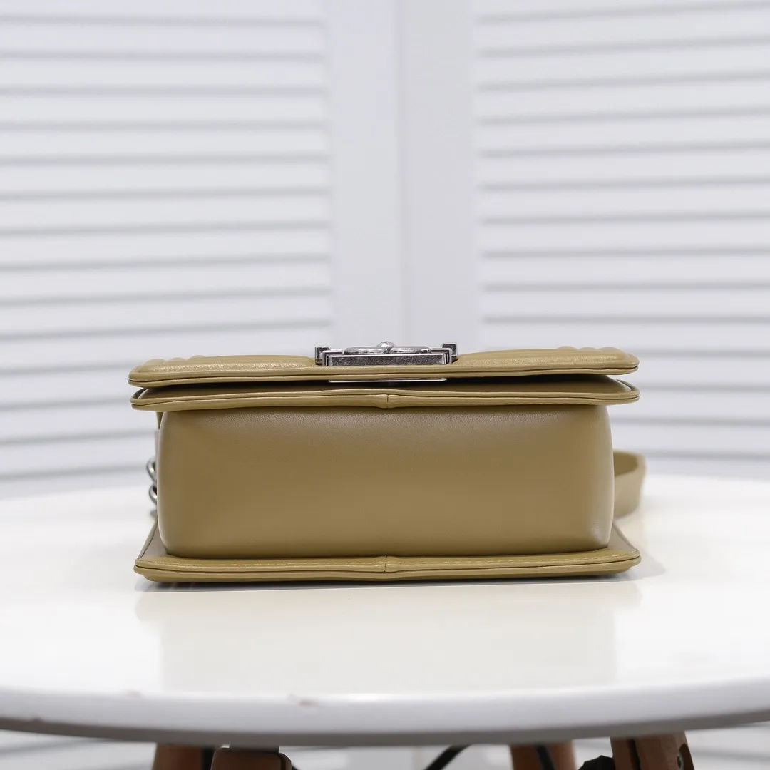 💰400￥ (Full sheepskin with original hardware) [Smile] Chanel Chanel 👑 Lambskin [Lightning] Thickened electroplated hardware accessories 🌈 The workmanship is comparable to the original order 💪 The bottom can be pinched and rebounded without trace, absolutely spot-on and real-life, fashionable and durable 💪💪 High-end quality, no pressure in and out of the drill cabinet 💏, size 20*12*7cm, style number 67085