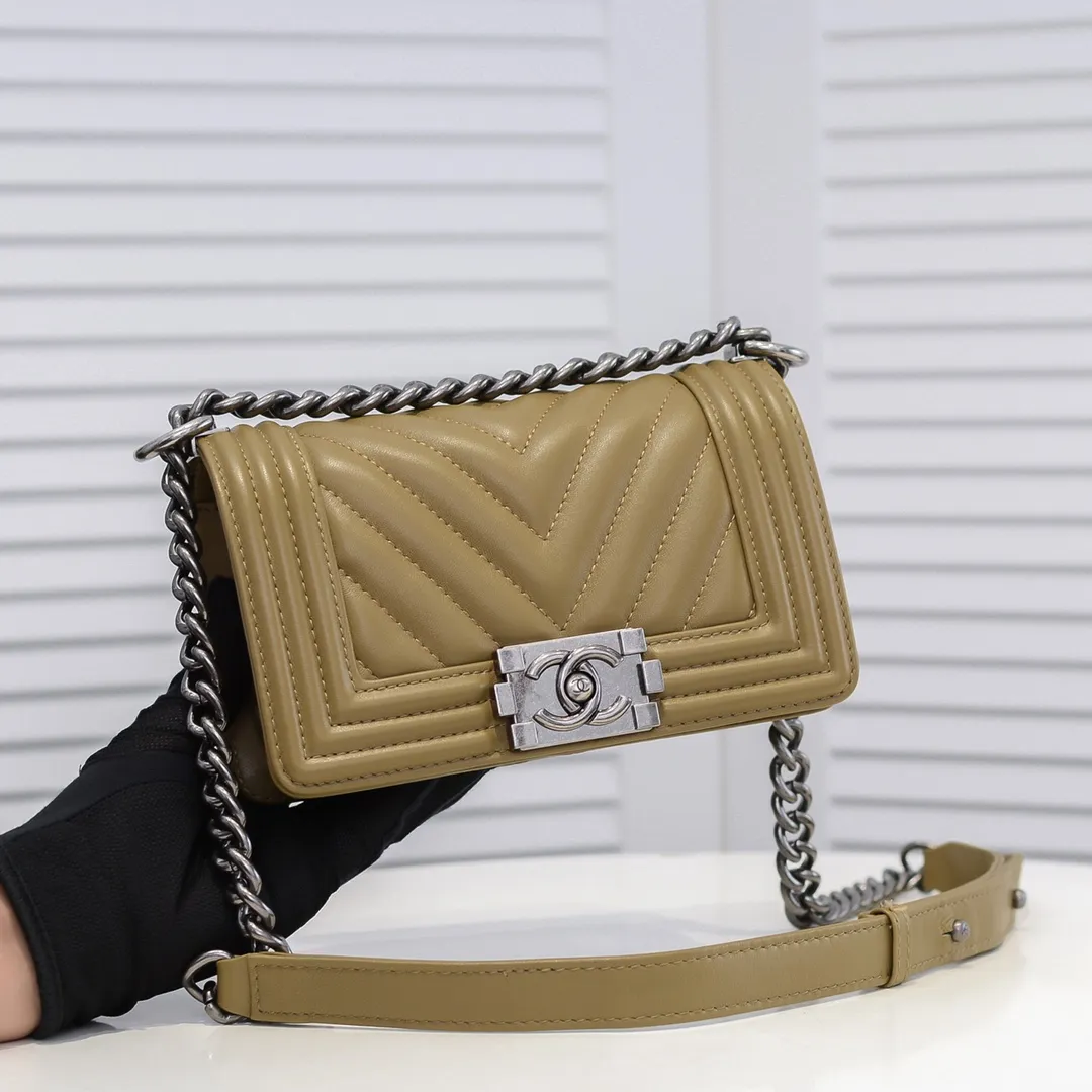 💰400￥ (Full sheepskin with original hardware) [Smile] Chanel Chanel 👑 Lambskin [Lightning] Thickened electroplated hardware accessories 🌈 The workmanship is comparable to the original order 💪 The bottom can be pinched and rebounded without trace, absolutely spot-on and real-life, fashionable and durable 💪💪 High-end quality, no pressure in and out of the drill cabinet 💏, size 20*12*7cm, style number 67085