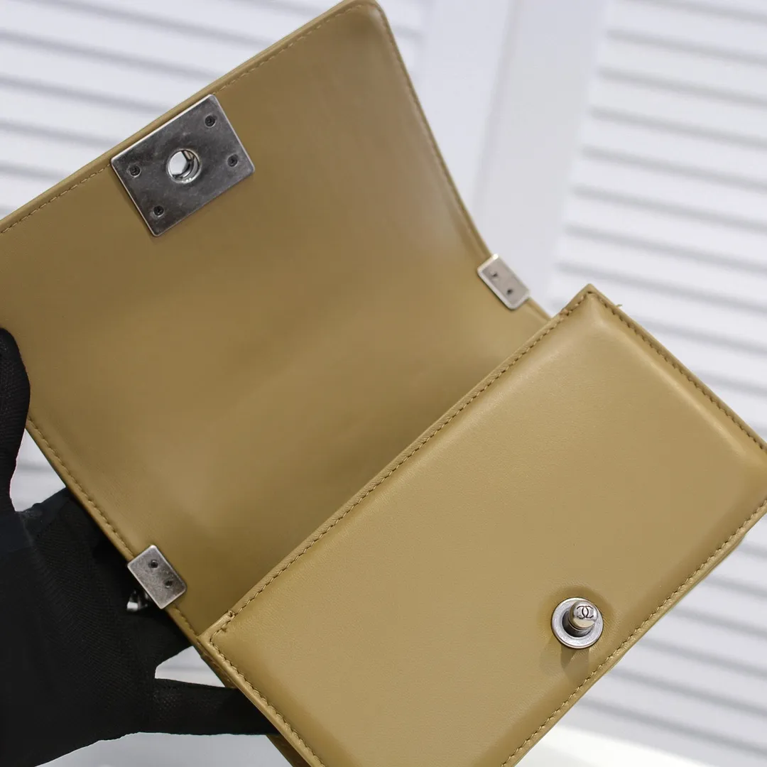 💰400￥ (Full sheepskin with original hardware) [Smile] Chanel Chanel 👑 Lambskin [Lightning] Thickened electroplated hardware accessories 🌈 The workmanship is comparable to the original order 💪 The bottom can be pinched and rebounded without trace, absolutely spot-on and real-life, fashionable and durable 💪💪 High-end quality, no pressure in and out of the drill cabinet 💏, size 20*12*7cm, style number 67085