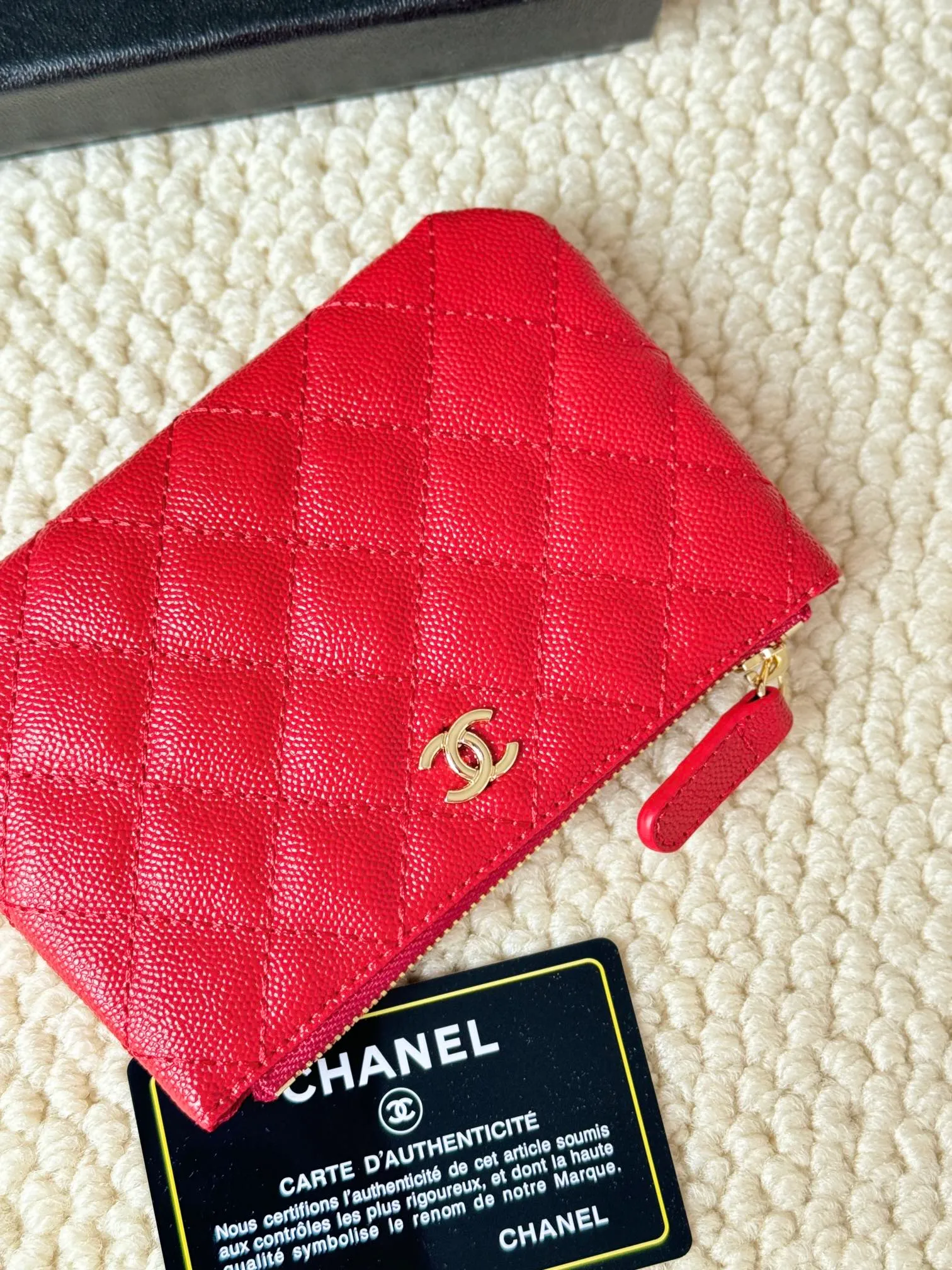 💰130 CHANEL Classic Caviar has a fresh design, with an exquisite replica flavor, very beautiful, the latest in 2023 from the official website🆕Card holder Caviar medium ball grain cowhide is scratch-resistant and has a super glossy feel. It is troublesome to carry a bag that is too big in summer. It is suitable for putting in a mini bag and convenient for carrying in your pocket😍 The bag has a zipper, which is super practical. You can also put cards, change, coins, and keys inside! Style number: 82365 Size: 15*8.5