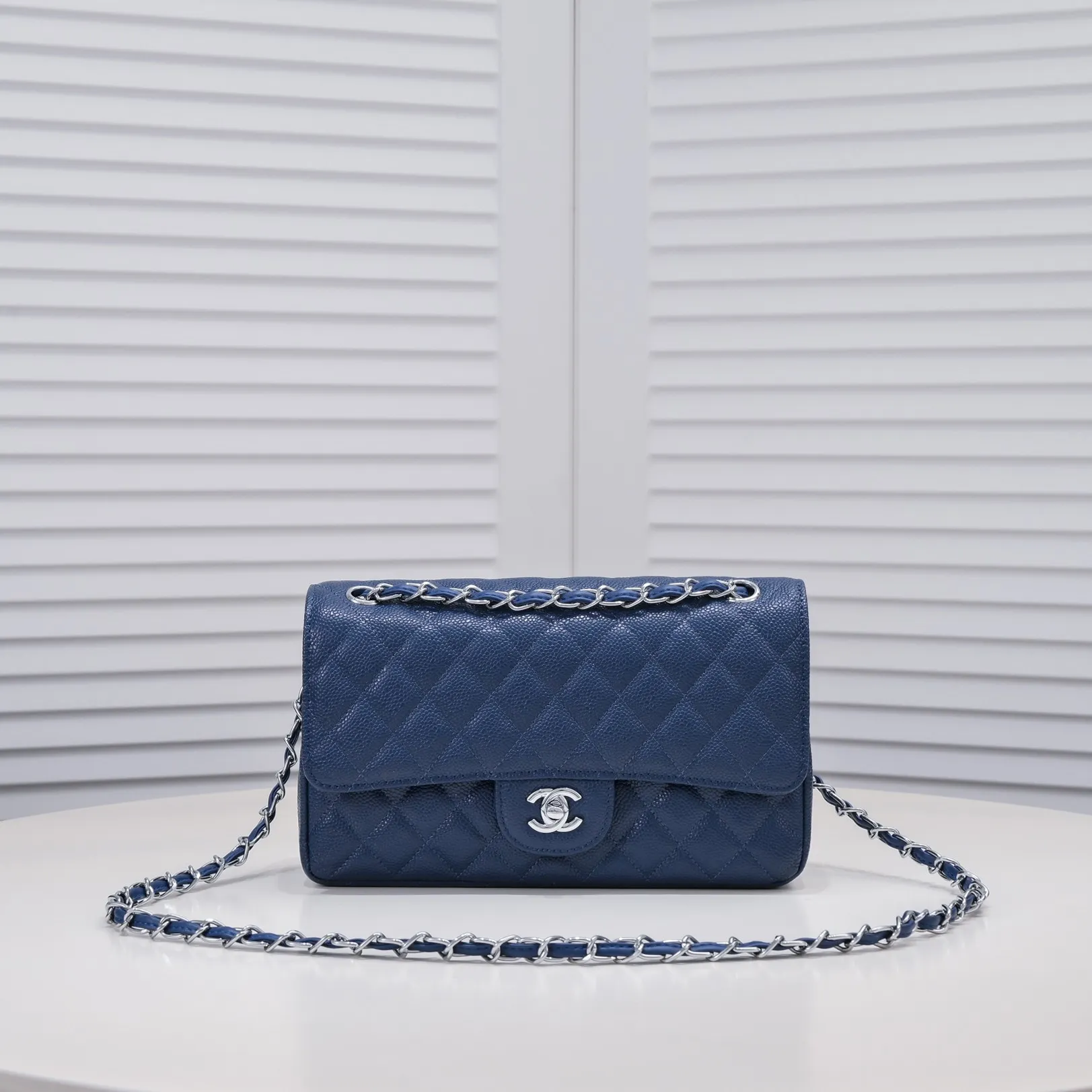 💰400￥Dark blue Chanel,...Palace-level poison👏...Original overseas factory CF2.55...😱 Absolutely the top-grade caviar ball grain cowhide you have never seen...✨Real K gold➰Gold buckle✨👑 The line spacing is perfectly consistent. The side of the bag is perfectly streamlined👏..It must have such a texture to be perfect💋 Follow the 9-pin diamond pattern. The flip cover is smooth and seamless ☑️ Strong visual three-dimensional effect 🔱 The diamond pattern is full and delicate 💑 It is super smooth, soft and comfortable to use 👒 CF is a must-have for girls. Size: 25.5*16*6.5cm. Style number: 1112 ball pattern