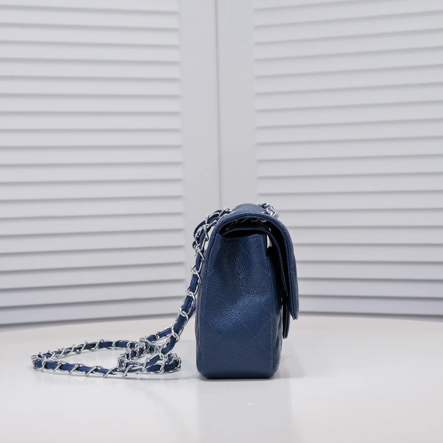 💰400￥Dark blue Chanel,...Palace-level poison👏...Original overseas factory CF2.55...😱 Absolutely the top-grade caviar ball grain cowhide you have never seen...✨Real K gold➰Gold buckle✨👑 The line spacing is perfectly consistent. The side of the bag is perfectly streamlined👏..It must have such a texture to be perfect💋 Follow the 9-pin diamond pattern. The flip cover is smooth and seamless ☑️ Strong visual three-dimensional effect 🔱 The diamond pattern is full and delicate 💑 It is super smooth, soft and comfortable to use 👒 CF is a must-have for girls. Size: 25.5*16*6.5cm. Style number: 1112 ball pattern