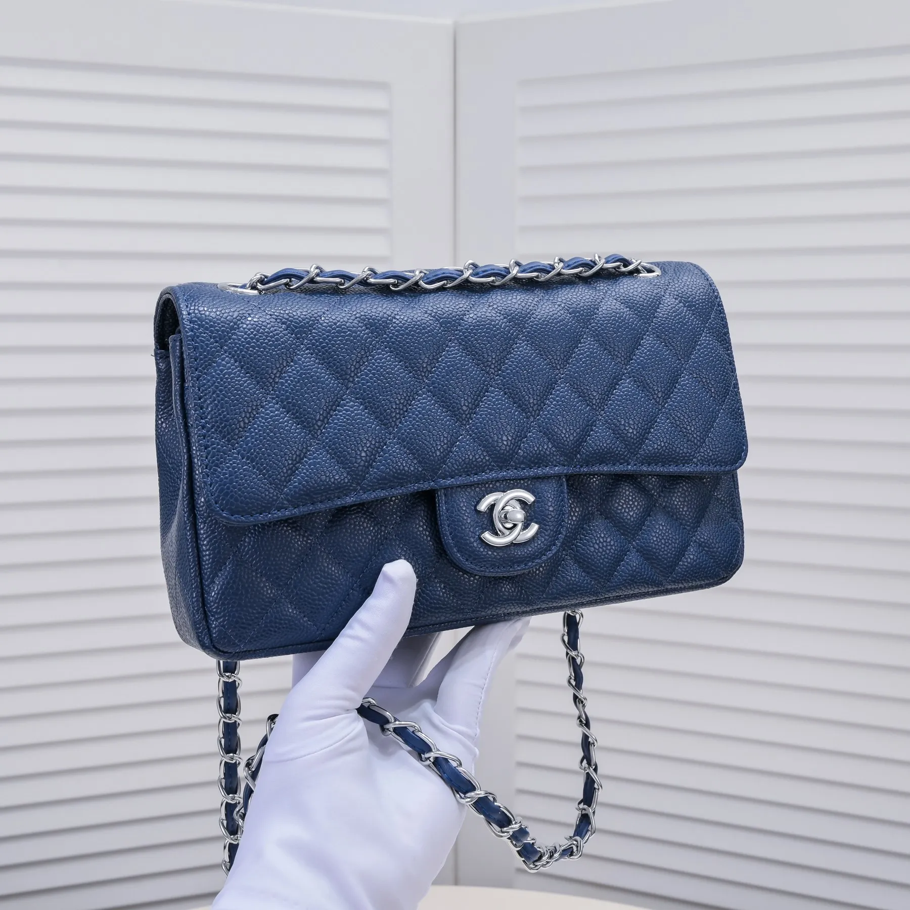 💰400￥Dark blue Chanel,...Palace-level poison👏...Original overseas factory CF2.55...😱 Absolutely the top-grade caviar ball grain cowhide you have never seen...✨Real K gold➰Gold buckle✨👑 The line spacing is perfectly consistent. The side of the bag is perfectly streamlined👏..It must have such a texture to be perfect💋 Follow the 9-pin diamond pattern. The flip cover is smooth and seamless ☑️ Strong visual three-dimensional effect 🔱 The diamond pattern is full and delicate 💑 It is super smooth, soft and comfortable to use 👒 CF is a must-have for girls. Size: 25.5*16*6.5cm. Style number: 1112 ball pattern