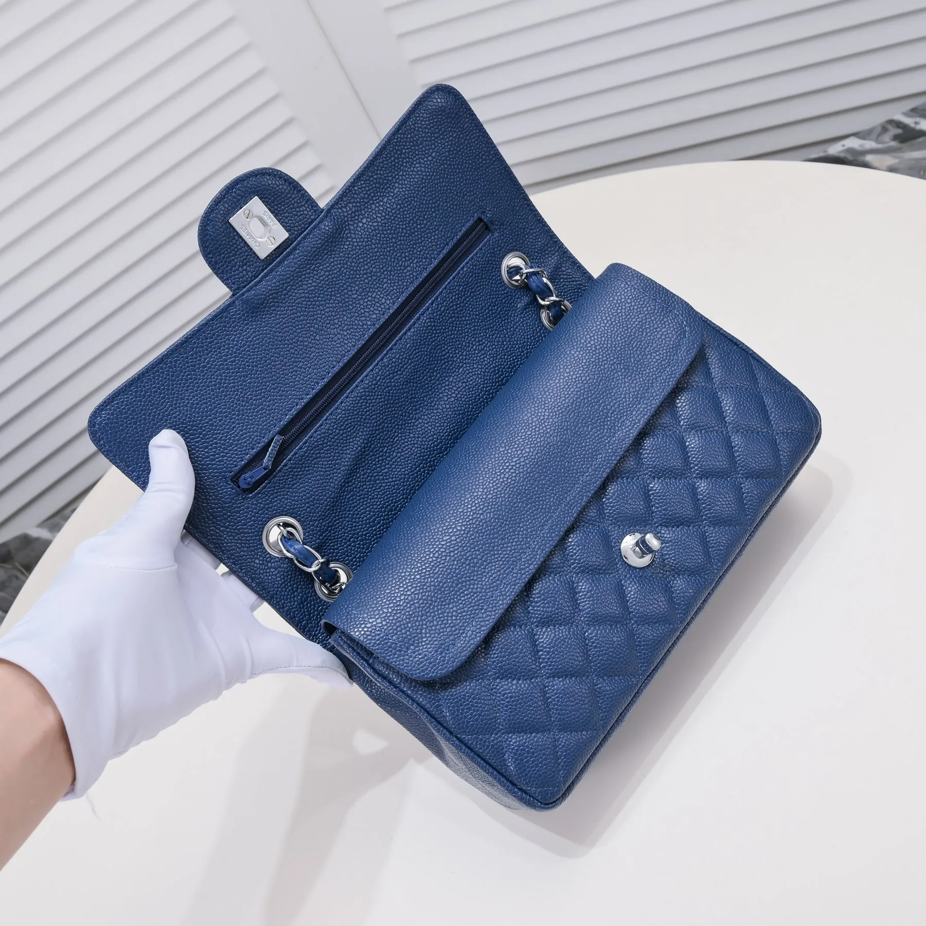 💰400￥Dark blue Chanel,...Palace-level poison👏...Original overseas factory CF2.55...😱 Absolutely the top-grade caviar ball grain cowhide you have never seen...✨Real K gold➰Gold buckle✨👑 The line spacing is perfectly consistent. The side of the bag is perfectly streamlined👏..It must have such a texture to be perfect💋 Follow the 9-pin diamond pattern. The flip cover is smooth and seamless ☑️ Strong visual three-dimensional effect 🔱 The diamond pattern is full and delicate 💑 It is super smooth, soft and comfortable to use 👒 CF is a must-have for girls. Size: 25.5*16*6.5cm. Style number: 1112 ball pattern
