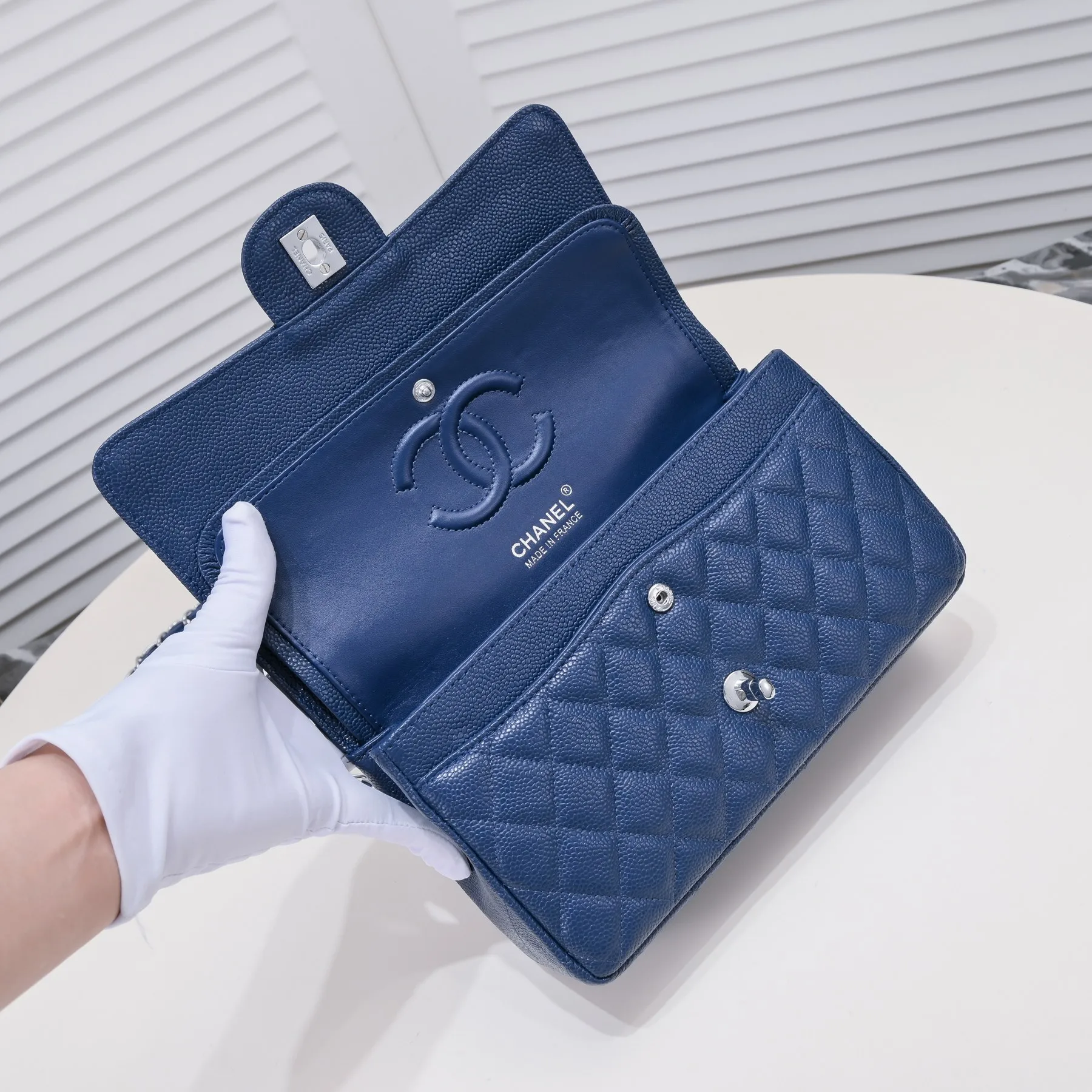 💰400￥Dark blue Chanel,...Palace-level poison👏...Original overseas factory CF2.55...😱 Absolutely the top-grade caviar ball grain cowhide you have never seen...✨Real K gold➰Gold buckle✨👑 The line spacing is perfectly consistent. The side of the bag is perfectly streamlined👏..It must have such a texture to be perfect💋 Follow the 9-pin diamond pattern. The flip cover is smooth and seamless ☑️ Strong visual three-dimensional effect 🔱 The diamond pattern is full and delicate 💑 It is super smooth, soft and comfortable to use 👒 CF is a must-have for girls. Size: 25.5*16*6.5cm. Style number: 1112 ball pattern