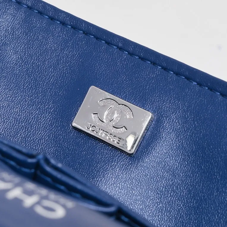 💰400￥Dark blue Chanel,...Palace-level poison👏...Original overseas factory CF2.55...😱 Absolutely the top-grade caviar ball grain cowhide you have never seen...✨Real K gold➰Gold buckle✨👑 The line spacing is perfectly consistent. The side of the bag is perfectly streamlined👏..It must have such a texture to be perfect💋 Follow the 9-pin diamond pattern. The flip cover is smooth and seamless ☑️ Strong visual three-dimensional effect 🔱 The diamond pattern is full and delicate 💑 It is super smooth, soft and comfortable to use 👒 CF is a must-have for girls. Size: 25.5*16*6.5cm. Style number: 1112 ball pattern