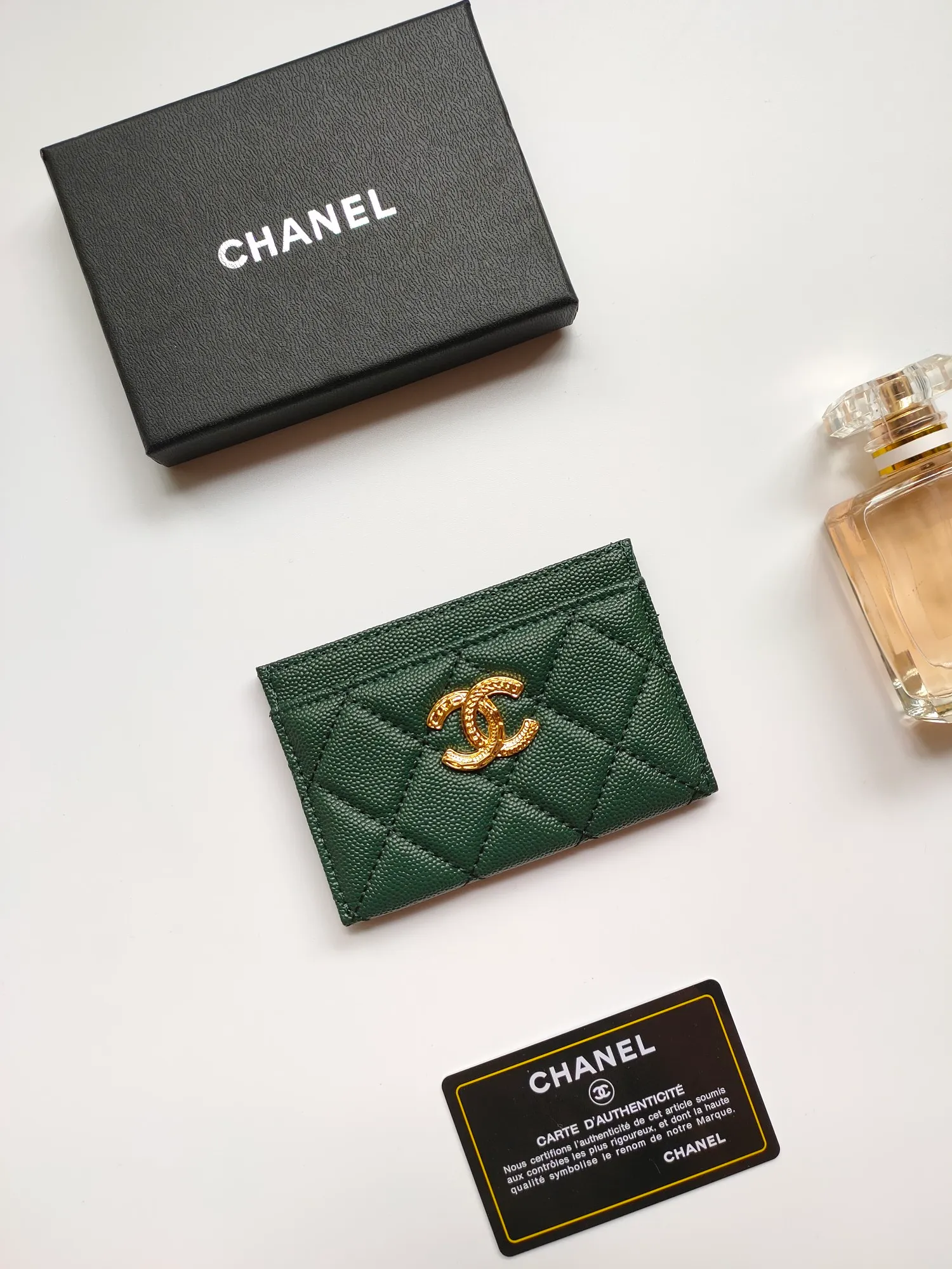 💰90💰Model 3188 CHANEL 22k embossed lgo large double C hardware, official website latest in 2023🆕card holder, caviar medium ball grain cowhide, anti-scratch, super glossy, 3 card slots each put a card, you can also put a card + a few coins in the middle