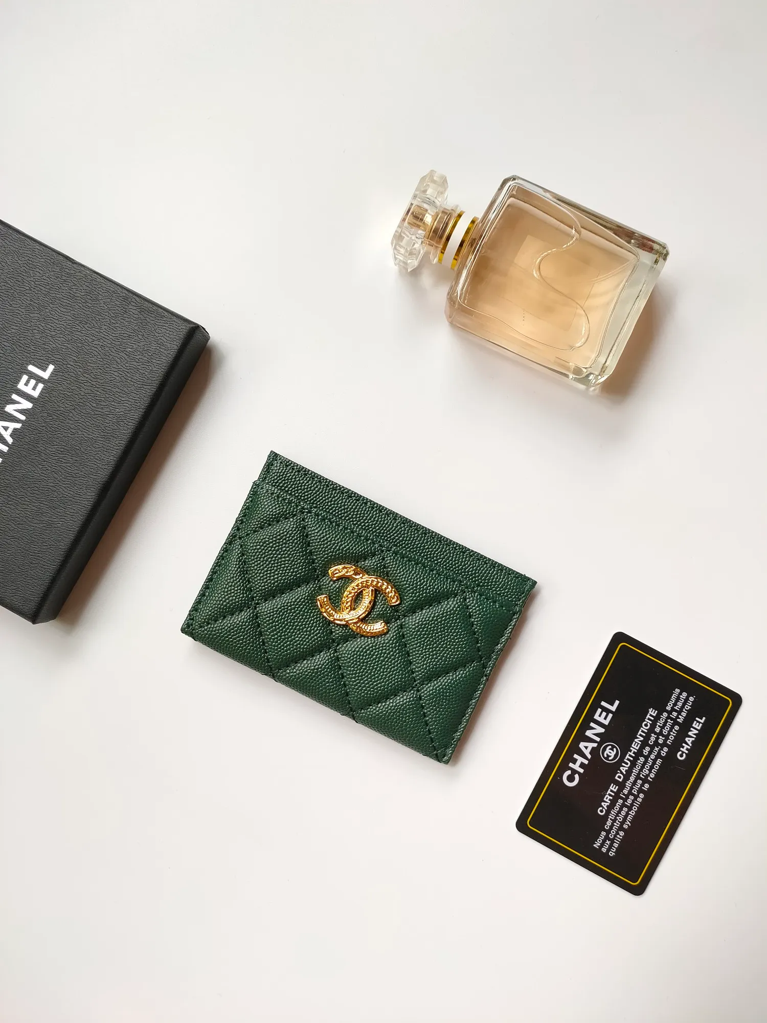 💰90💰Model 3188 CHANEL 22k embossed lgo large double C hardware, official website latest in 2023🆕card holder, caviar medium ball grain cowhide, anti-scratch, super glossy, 3 card slots each put a card, you can also put a card + a few coins in the middle